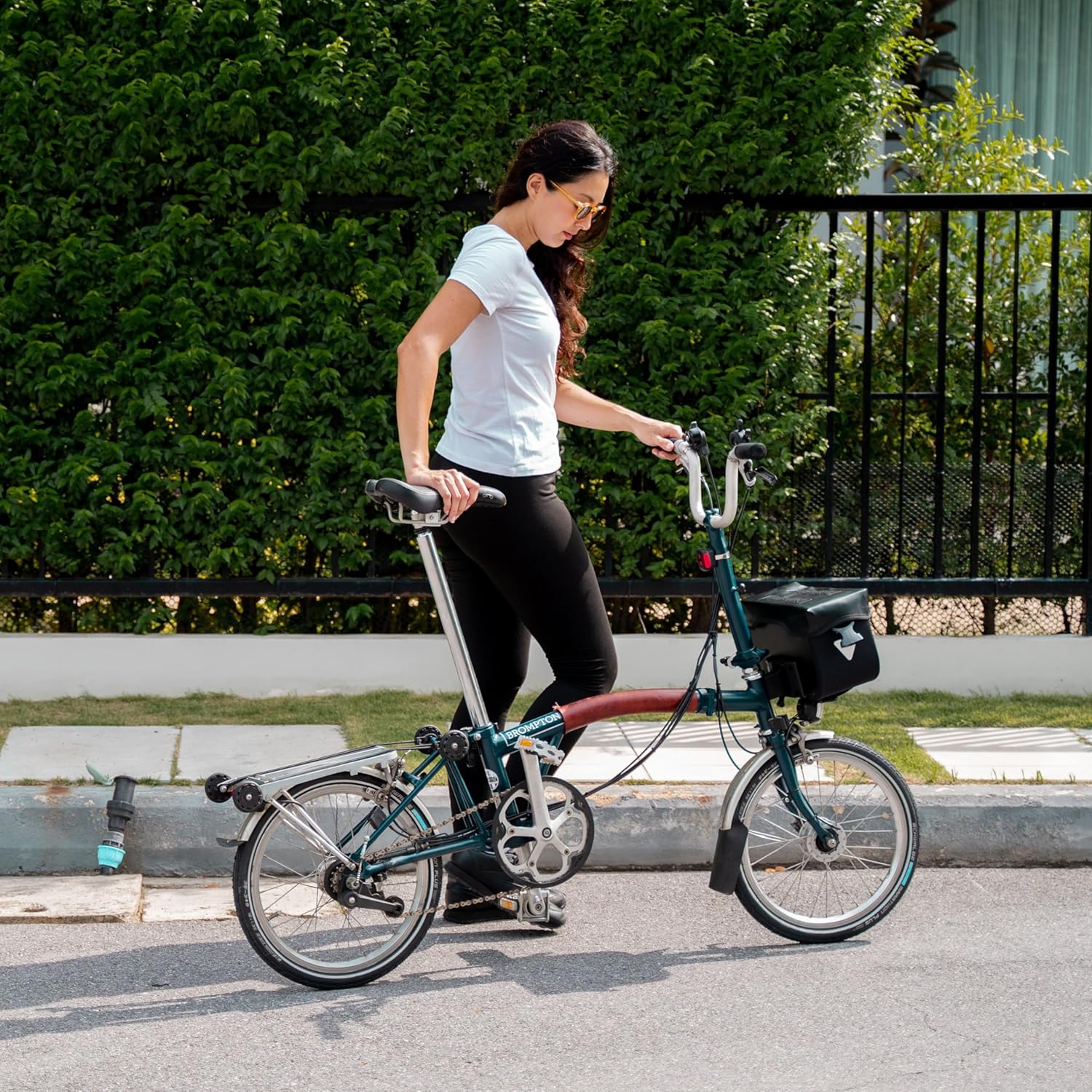 Vincita Hydra Waterproof Front Bag for Brompton Bicycle– 7.6L Dry Bag Carrier with Welded Seams – Quick-Release Shoulder Strap for Commuting & Touring (Black)