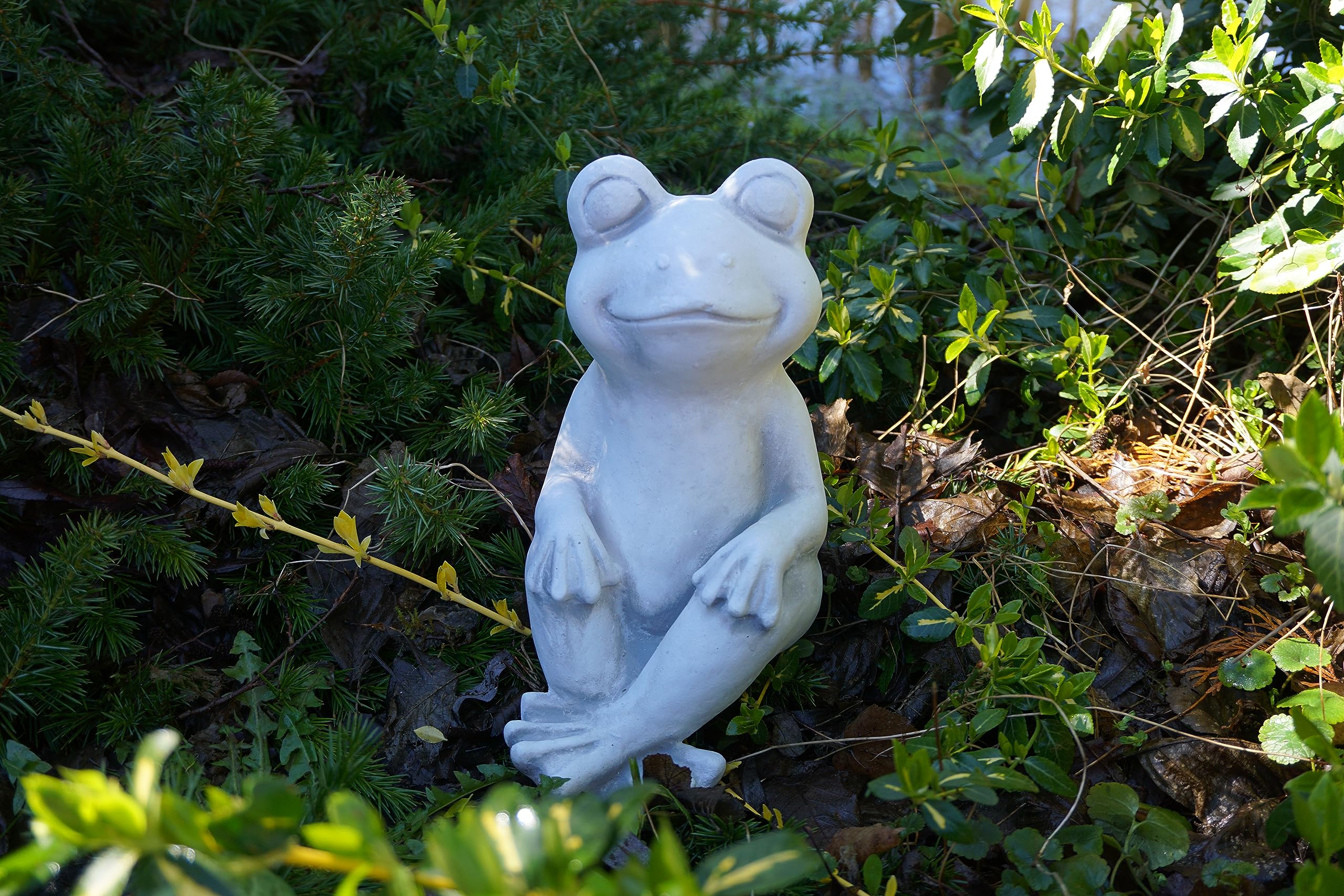 gartendekoparadies.de Froggi – der Glückliche Frosch, Steinfigur aus Steinguss, Grau, Frostsicher, H. 29 cm, 11 kg, für Außenbereich (Froggi)