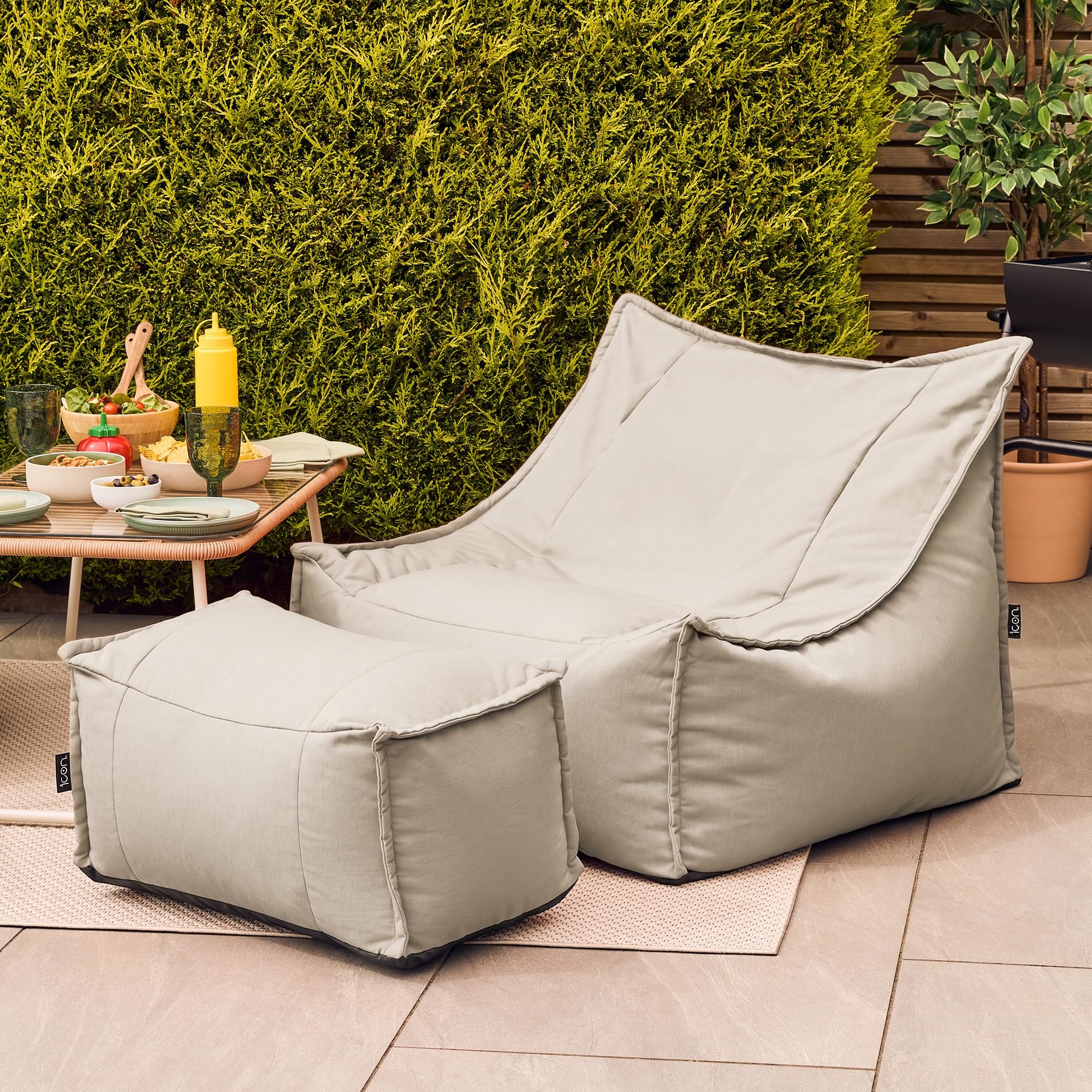 Icon Alto Outdoor Sitzsack Sessel mit Hocker, Beige, Olefin Stoff für Drinnen und Draußen, Riesen Sitzsack mit Füllung, Bequemer Sessel, Garten, Terrasse, Lounge, Wohnzimmer