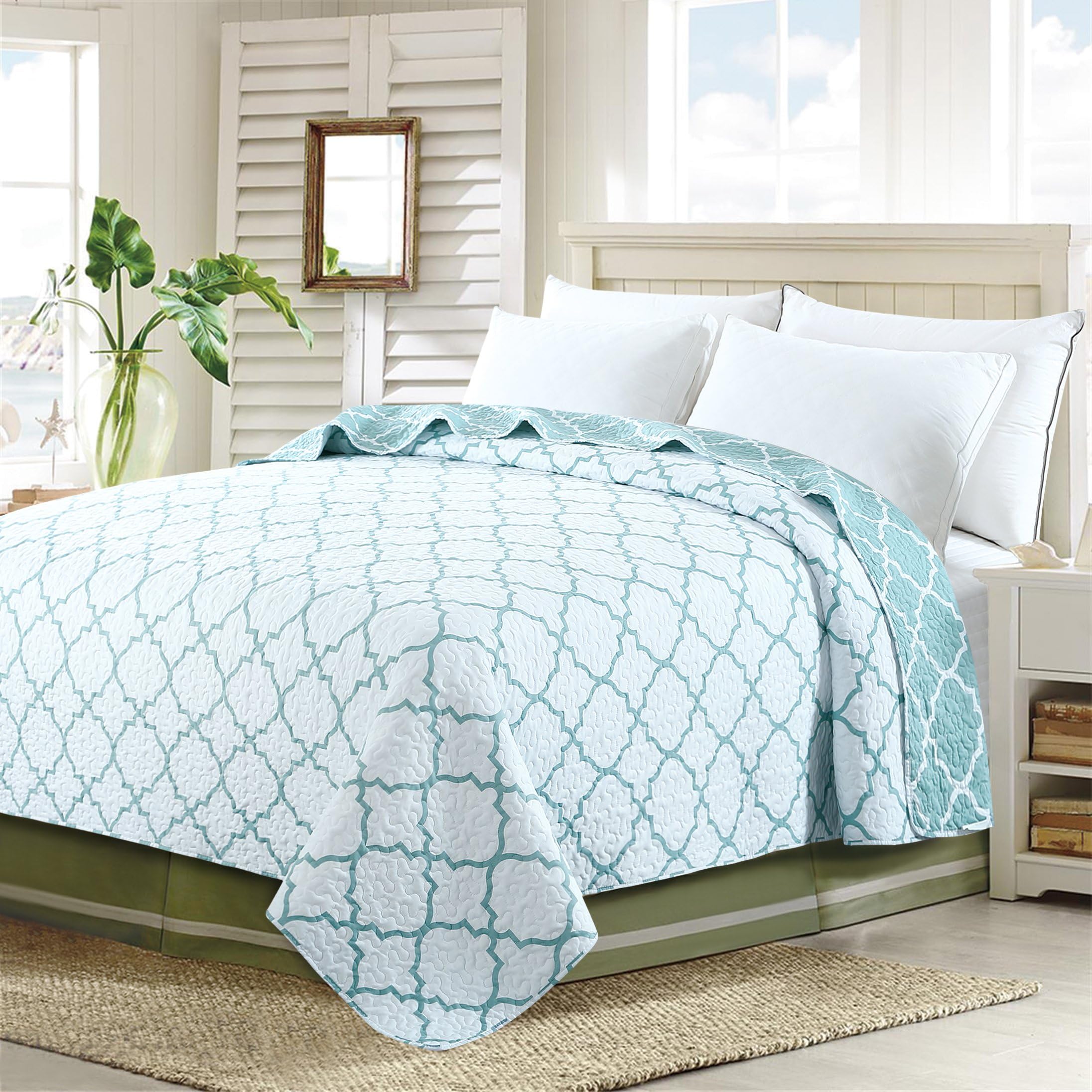 Luxury Quilt, Ultra Soft Microfiber Bedspread and Coverlet with Geometric Printed Pattern, Reversible, Oversized, Vermecelli Stitch, Full/Queen