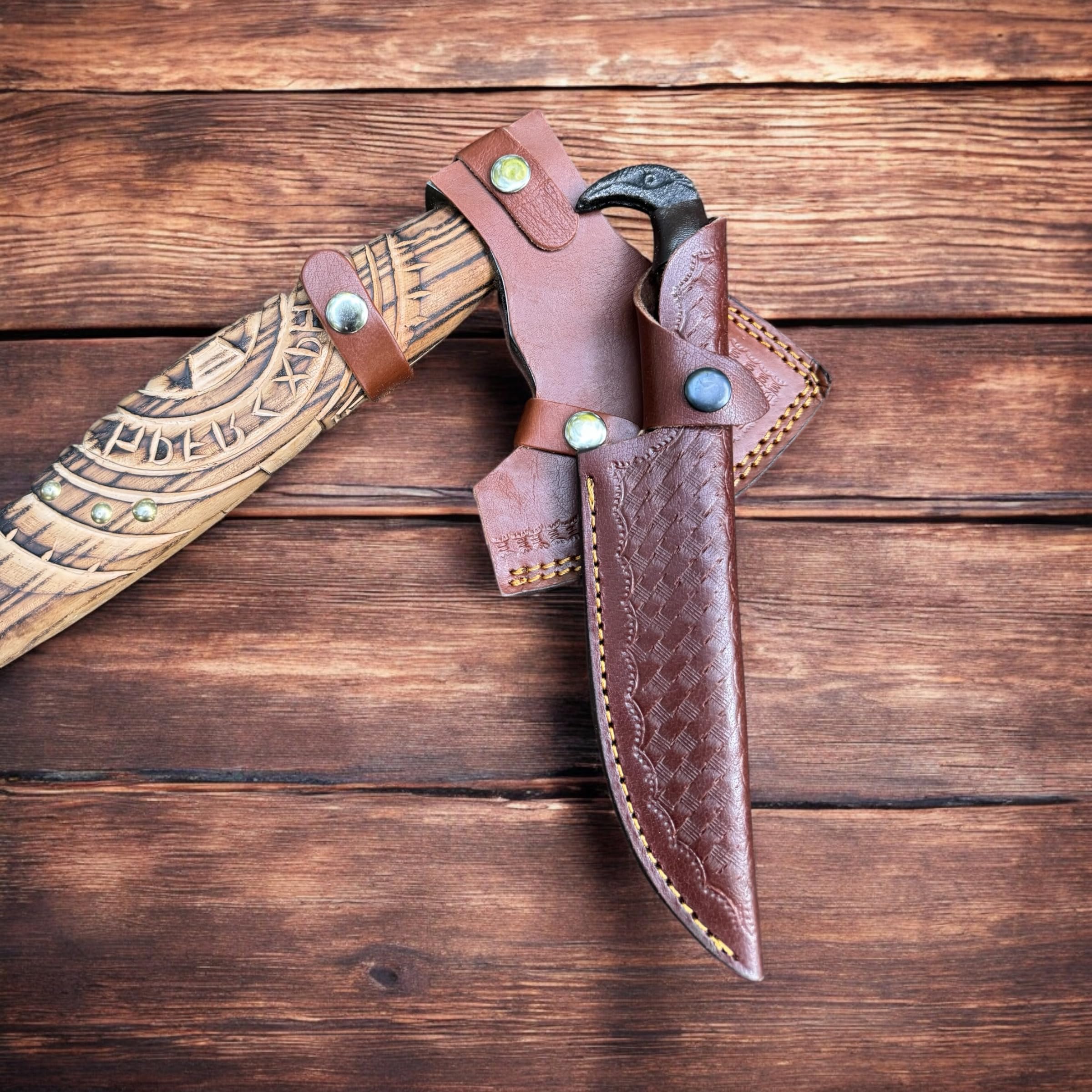 Ascia da ikingo, 52 cn.con lama a testa di rabank, 2 in 1, manico in legno di quercia inciso a mano, lama in acciaio al carbonio, lama LARP con protezione in pelle, regalo per uomini