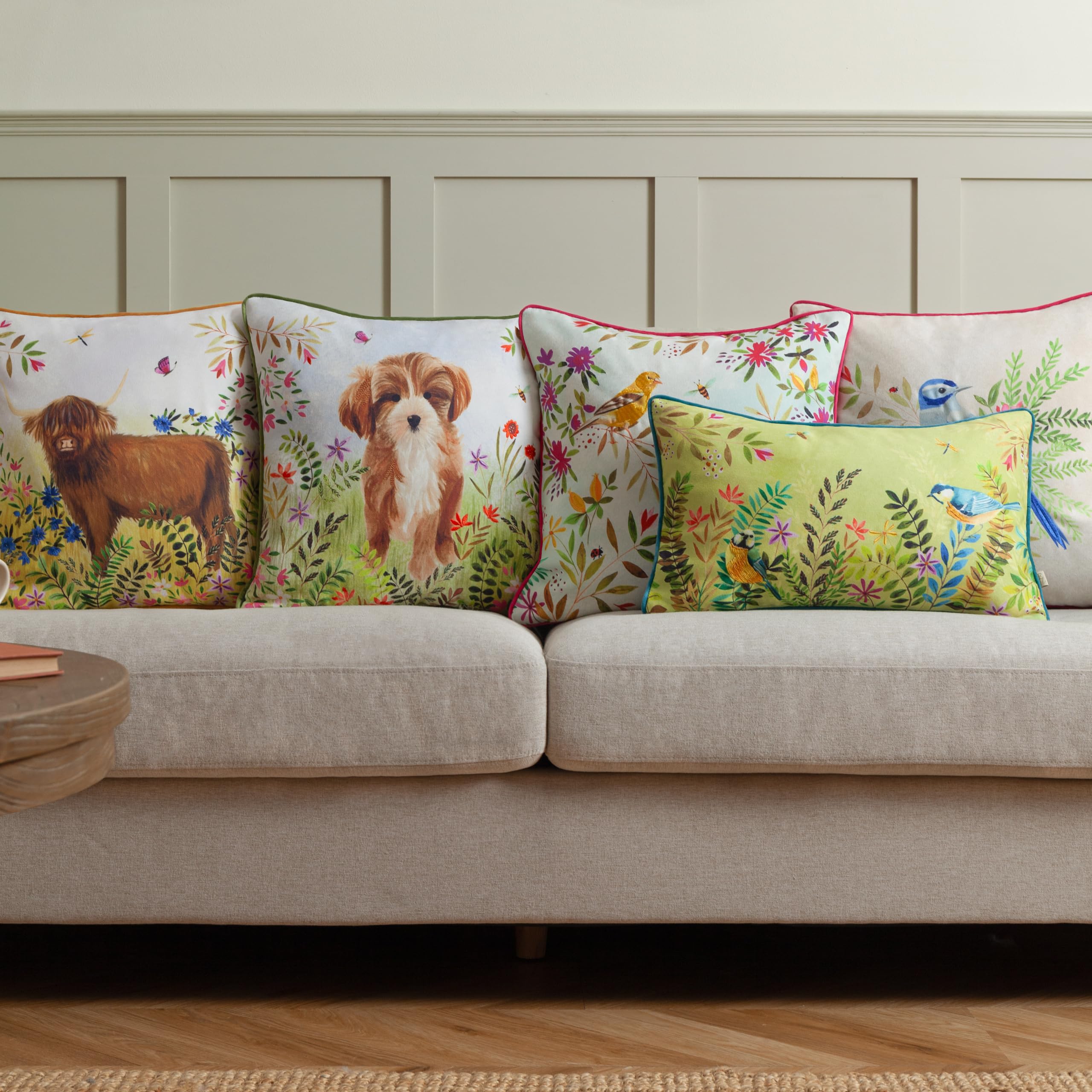Evans Lichfield Poszewka na poduszkę z nadrukiem Daisy Hill Meadow Tales - wiosenna zieleń - 30 x 50 cm
