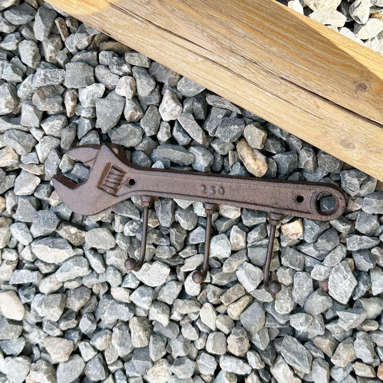KiaoTime Set of 2 Wrench and Hammer Cast Iron Metal Wall Coat Hooks Hat Rack, Rustic Retro Vintage Wall Mounted Coat Rack Key Holder for Men's Workshop Garage Tools Holder Hook Wall Sign Decoration