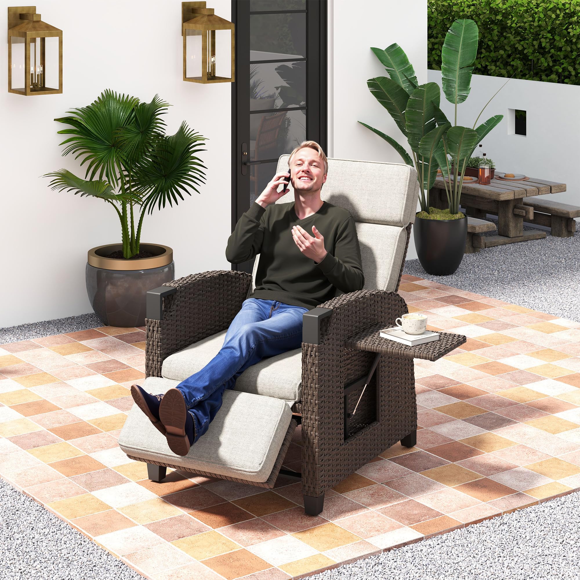 Amopatio Relaxliege Liegesessel, Rattan Sonnenliege mit Verstellbar Rückenlehne und Klapptisch, Outdoor Gartensessel wetterfestes, für Terrasse, Garten, Balkon, Beige Sitzkissen & Dunkelbraun Rattan