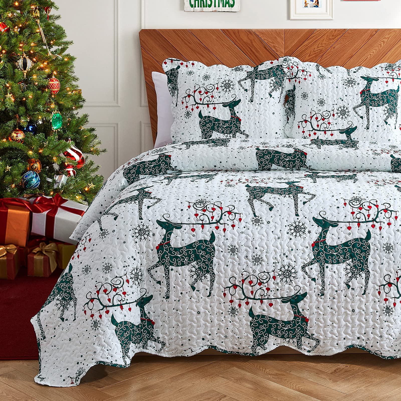 Hansleep Quilted Bedspread Coverlet King Size 240 x 260cm, 3Pcs Christmas Lightweight Microfiber Bedspreads All Season With 2 Pillow Cases 50x75cm For Bedroom Decor Green Reindeer