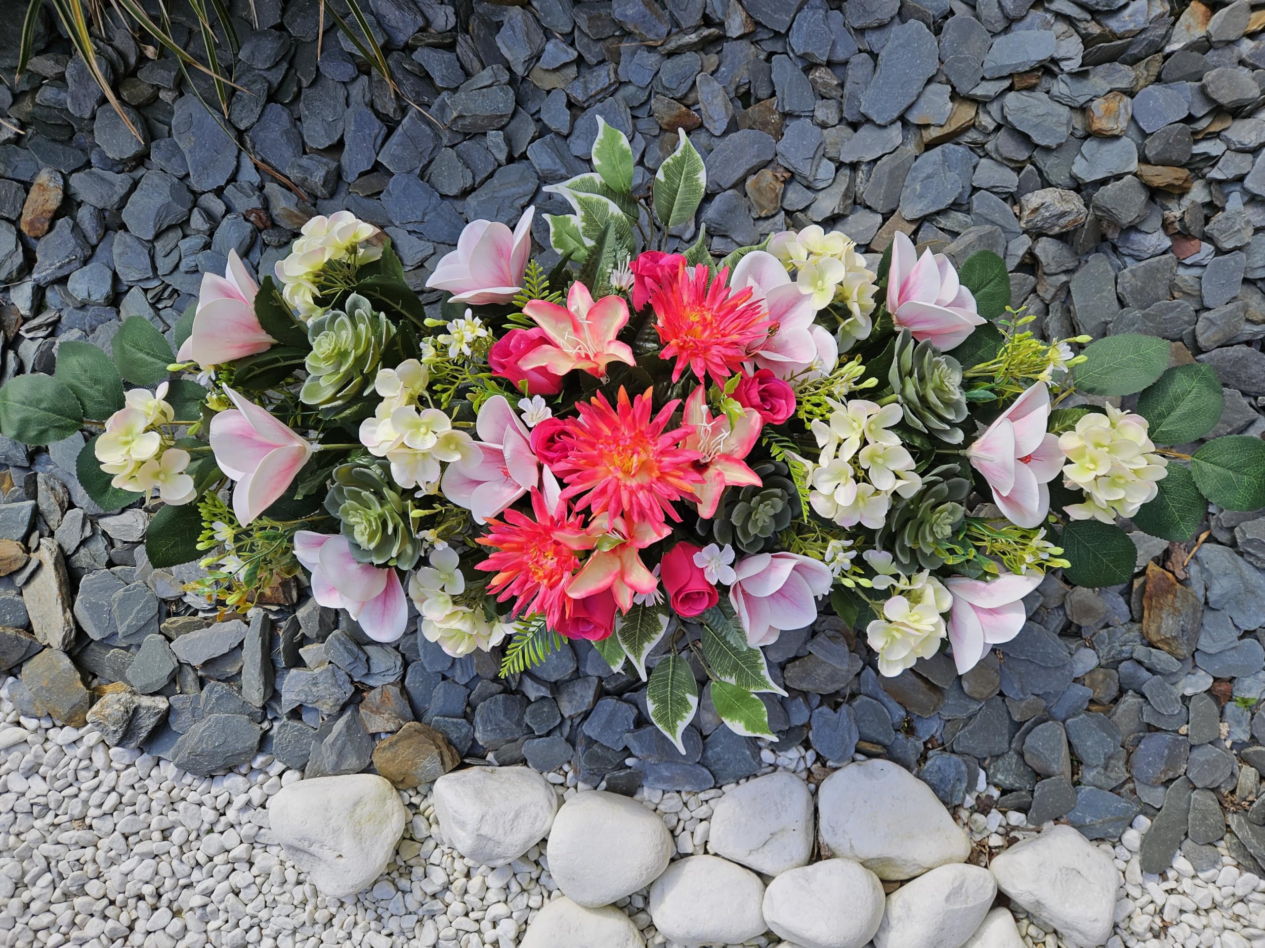 Composition de Fleurs Artificielles Lesté Ciment pour Une Parfaite Tenue à L' extérieur. Réalisé par nos Soins, Fleurs de Qualité.