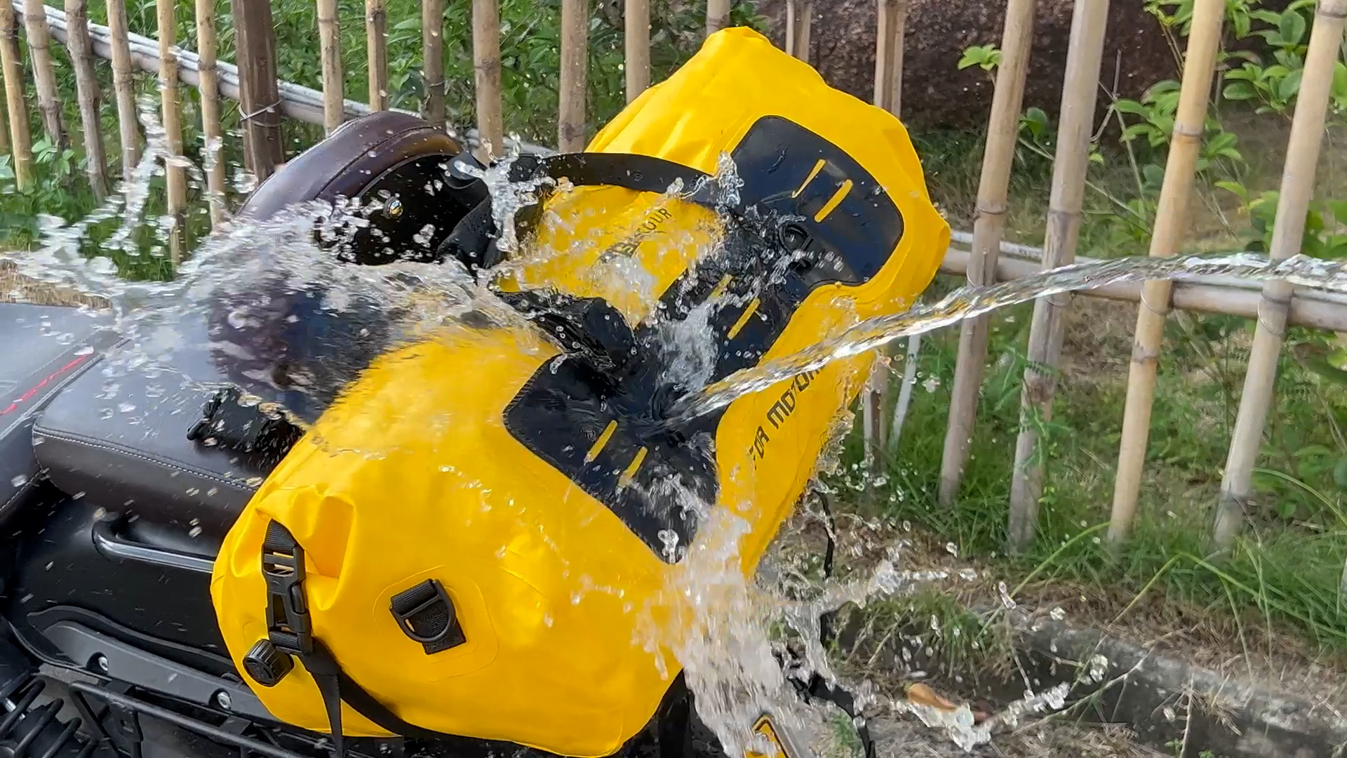 Amazon.co.jp: 【AFISHTOUR】バイク用防水バッグ 40L 大容量 後座 