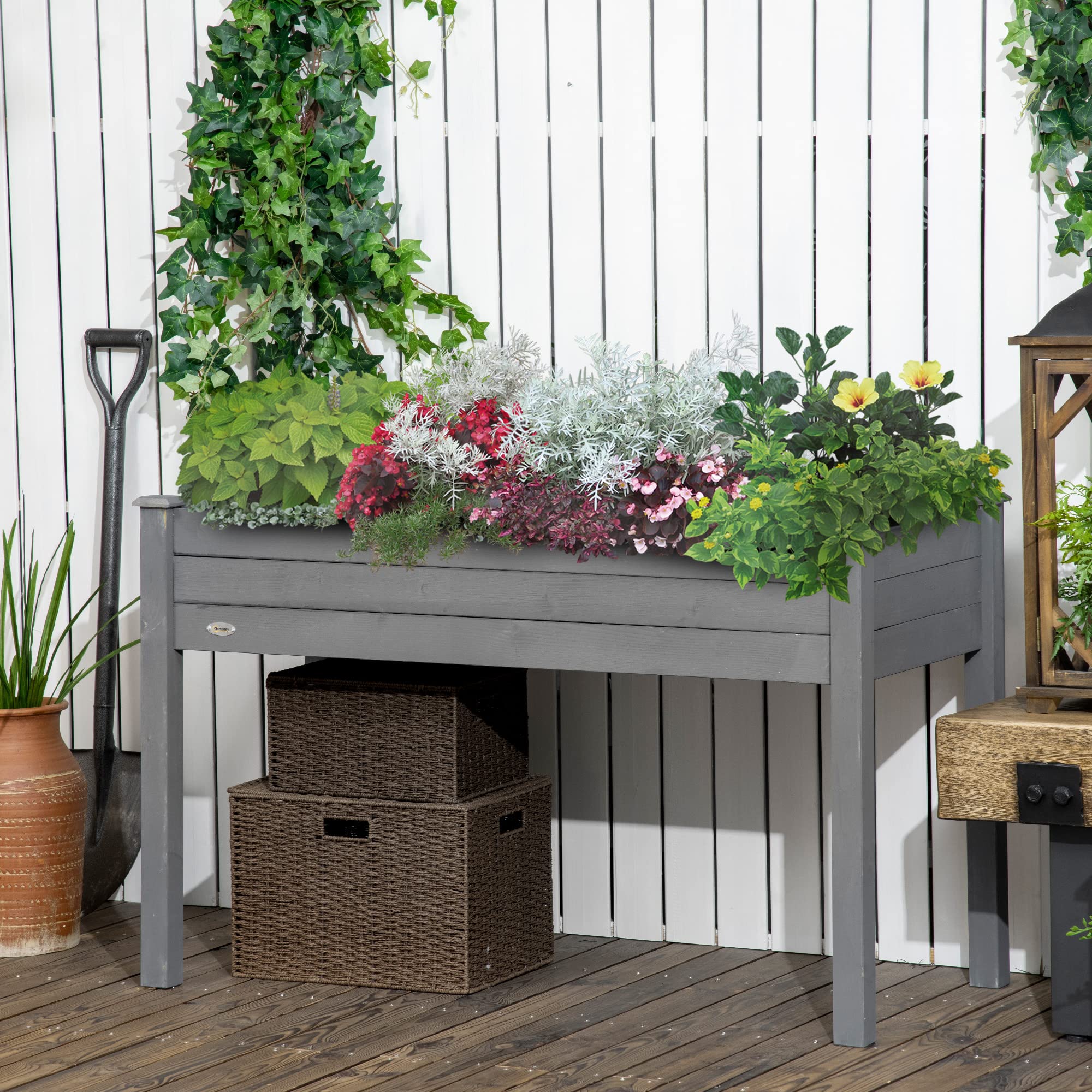 Carré potager surélevé en bois sur la terrasse pour herbes et légumes frais