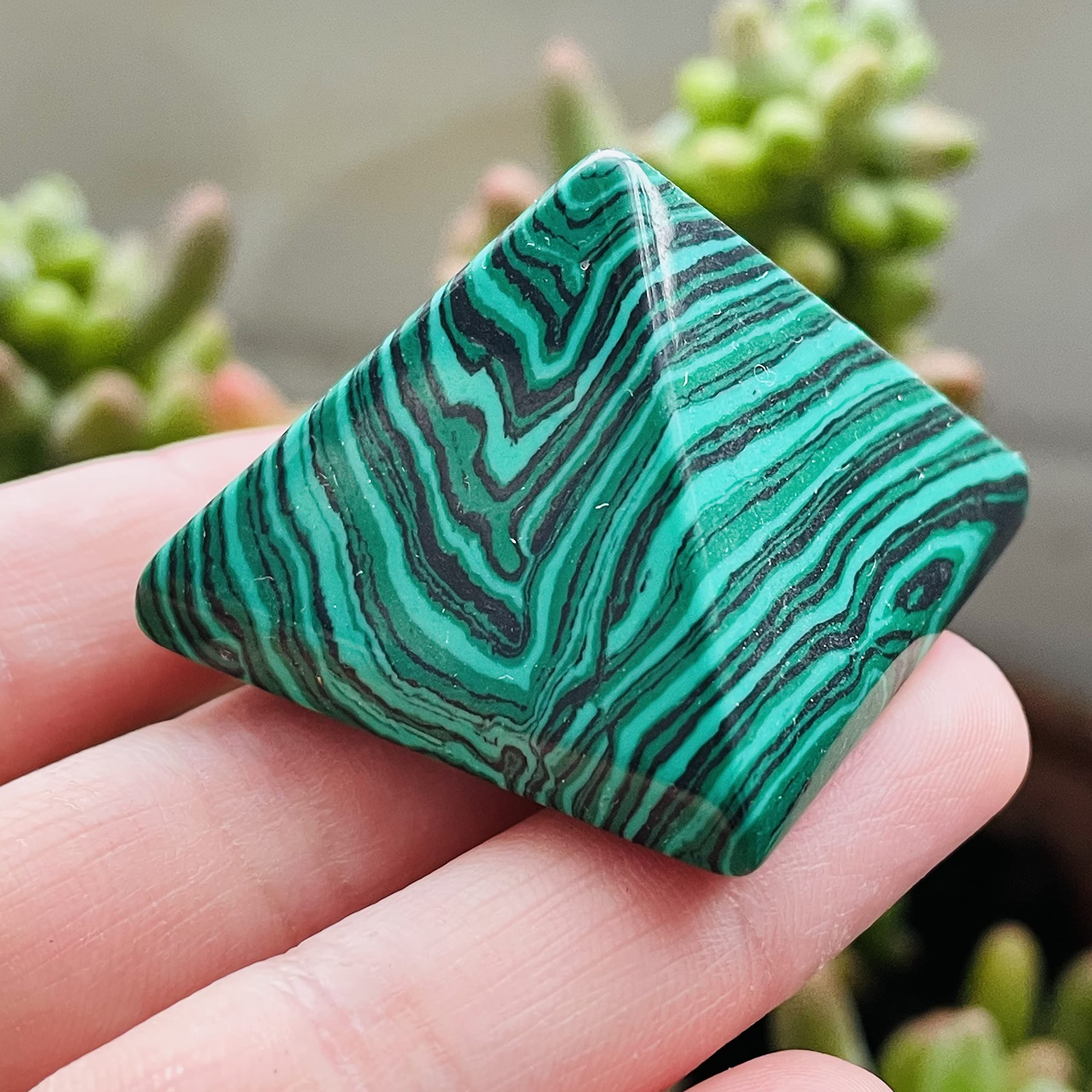 Amazon.co.jp: 天然水晶 合成マラカイト美しいストライプピラミッド家  