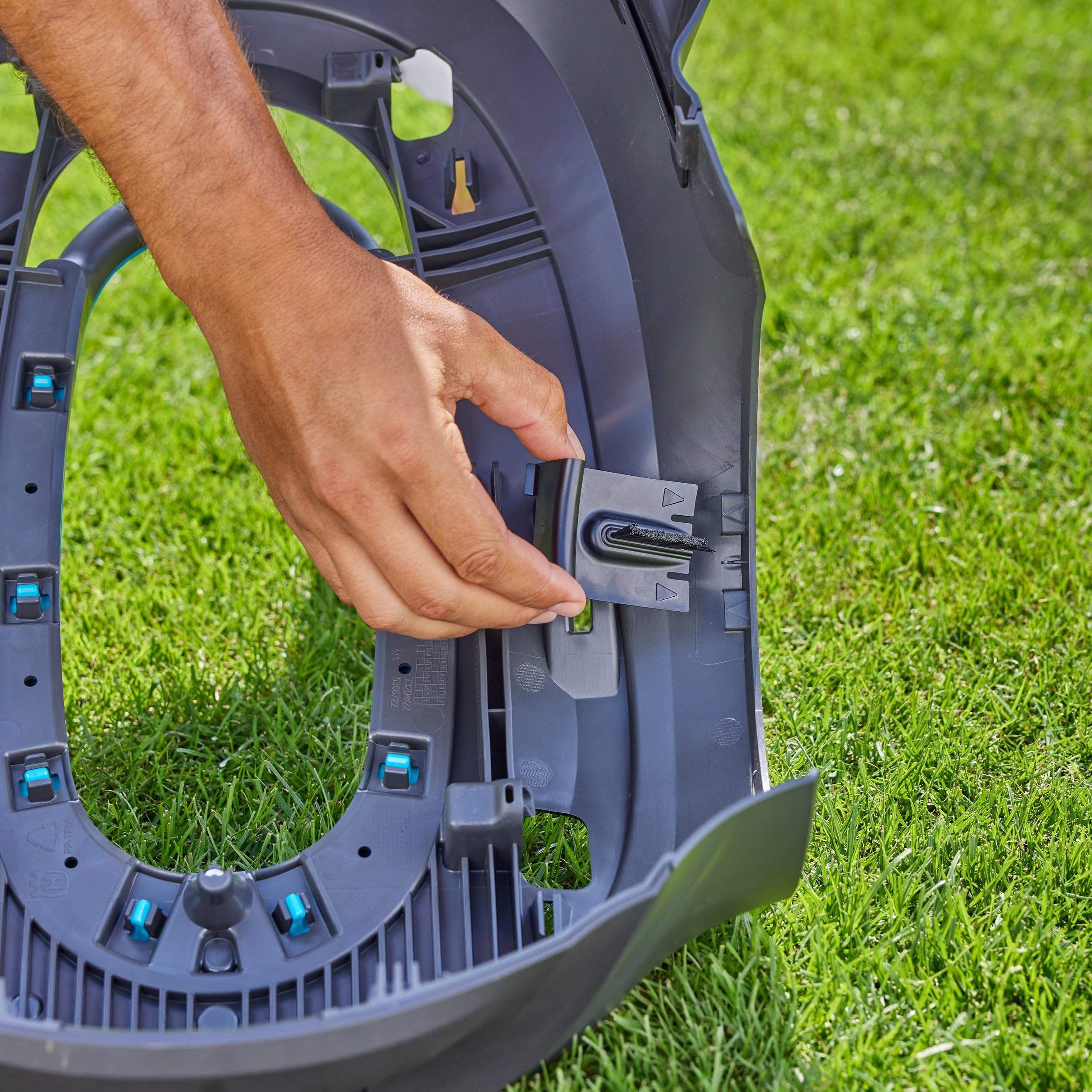 GARDENA Szczotki do kół kosiarki do SILENO pro/max/free and flex, utrzymują koła w czystości, łatwa instalacja, trwałe materiały, zwiększenie wydajności kosiarki (15024-20)