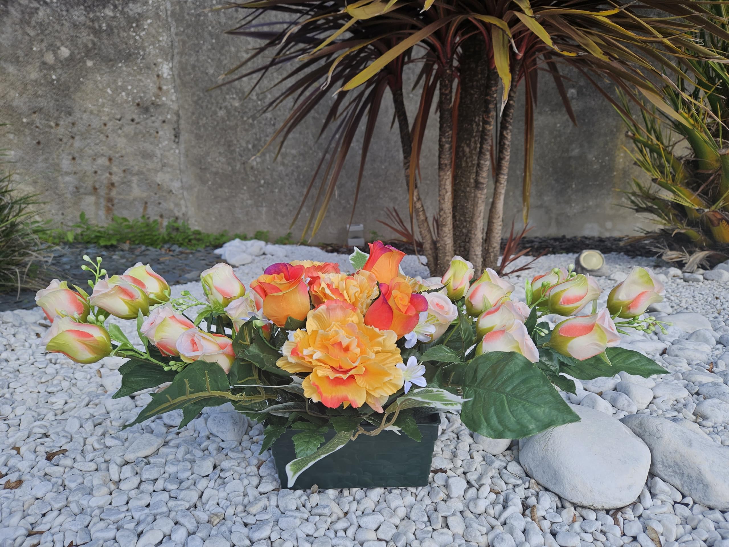 Composition de Fleurs Artificielles Lesté Ciment pour Une Parfaite Tenue à L' extérieur. Réalisé par nos Soins, Fleurs de Qualité.