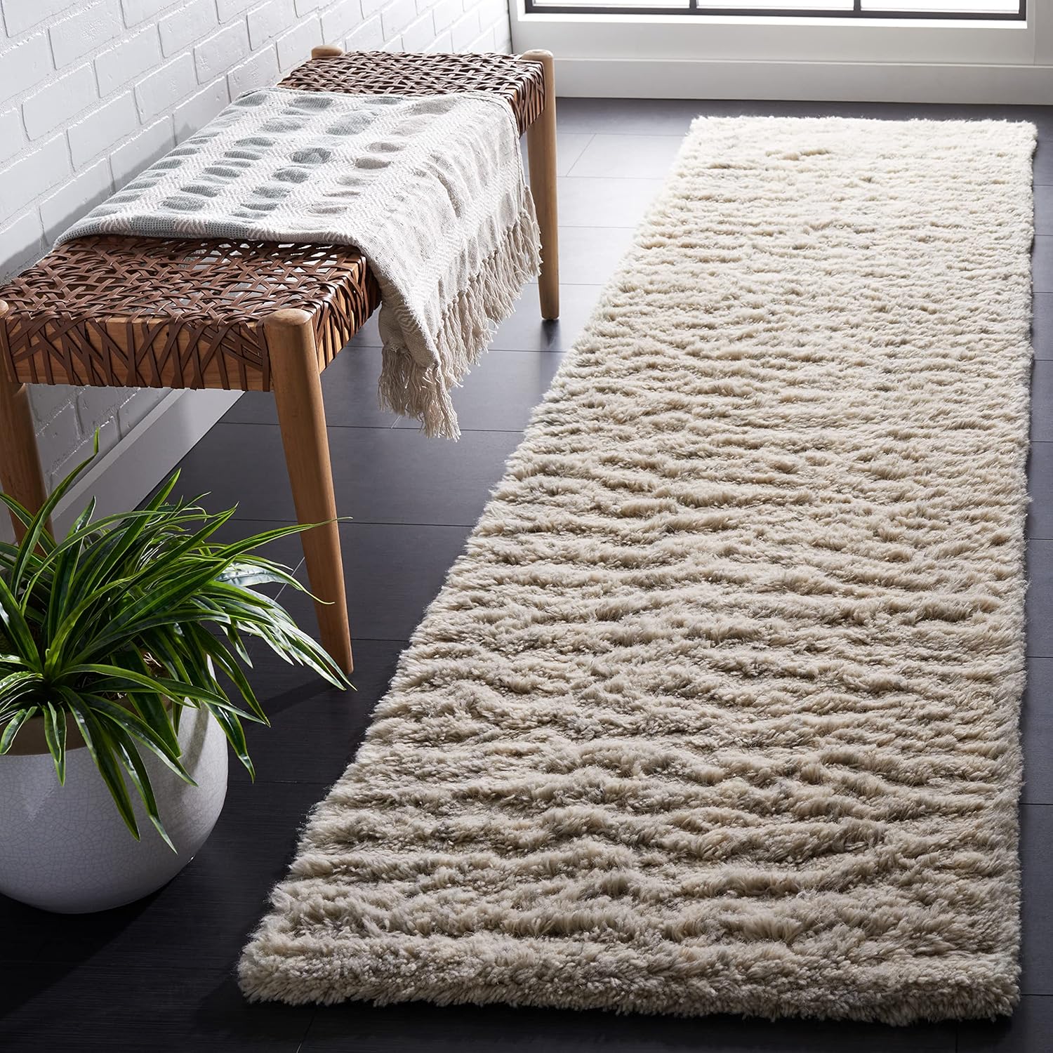 SAFAVIEH Casablanca Collection Runner Rug - 2'3" x 9', Silver & Ivory, Handmade Wool, 0.75-inch Thick Ideal for High Traffic Areas in Living Room, Bedroom (CSB703G)
