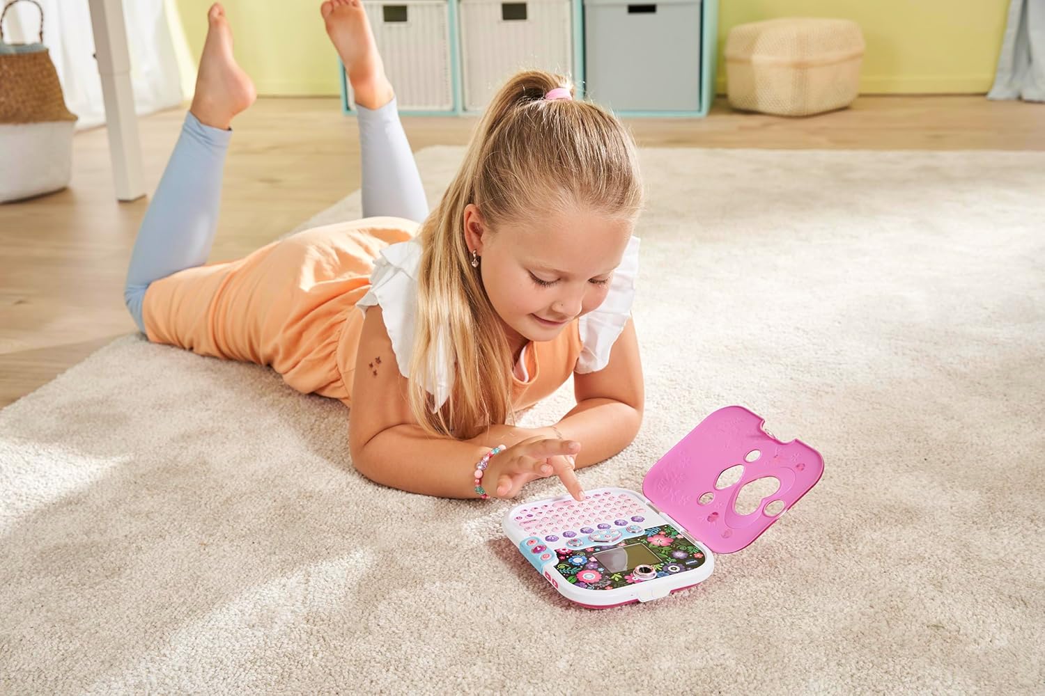 เด็กหญิงกำลังพิมพ์บนแป้นพิมพ์ VTech Secret Safe Diary Light Show