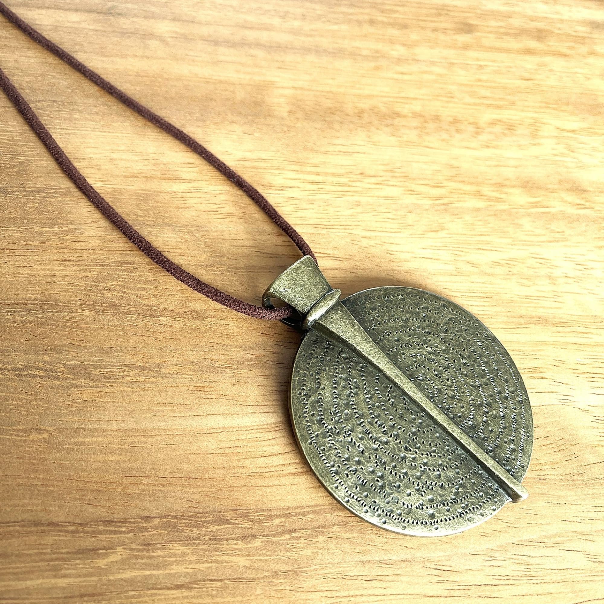 ASTER ALHELÍ Collana Donna Etnica Grande con Medaglione Finitura Bronzo e Cordino in Camoscio Marrone – Collana Lunga Regolabile Stile Boho – Gioielleria Artigianale Idea Regalo (Bronzo)