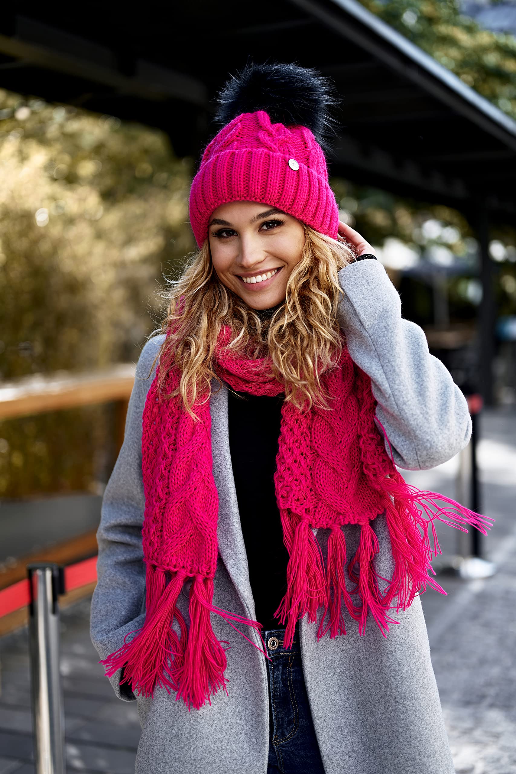 ELIMELI® Bonnet d'hiver pour femme avec pompon en fourrure polaire doublée – Bonnet chaud pour femme – Bonnet d'hiver avec pompon en fausse fourrure – Bonnet en tricot Slouch fabriqué en UE