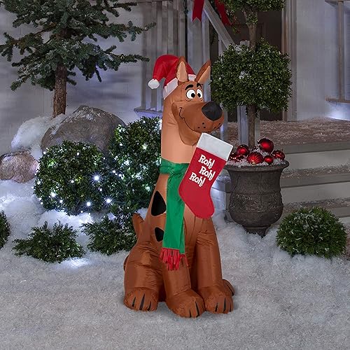 Miniatura 2 de Gemmy Scooby inflable de Navidad con sombrero de Papá Noel y calcetín WB, 3.5 pies de alto, marrón