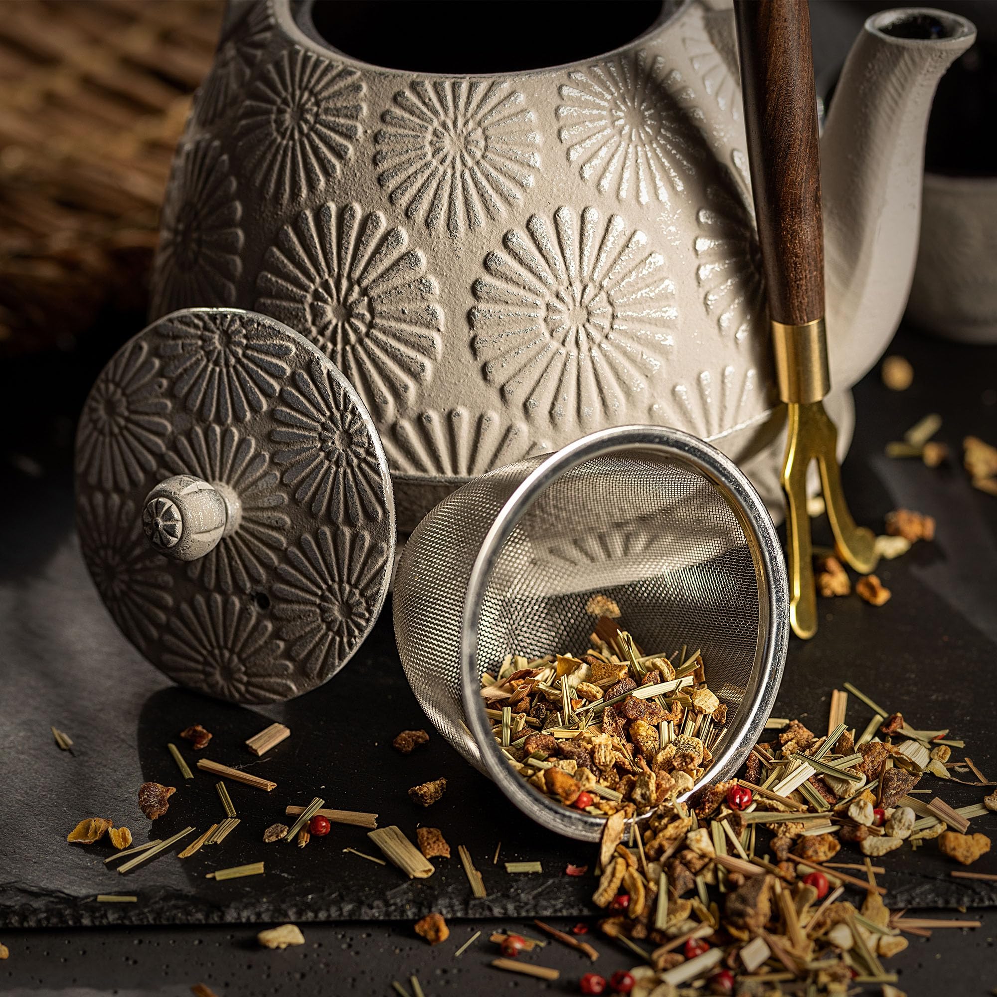 KADAX Tetera japonesa de 1,1 L con 4 tazas de té para té suelto, juego de té japonés de hierro fundido, tetera de hierro fundido con colador, tapa, asa y posavasos (gris)