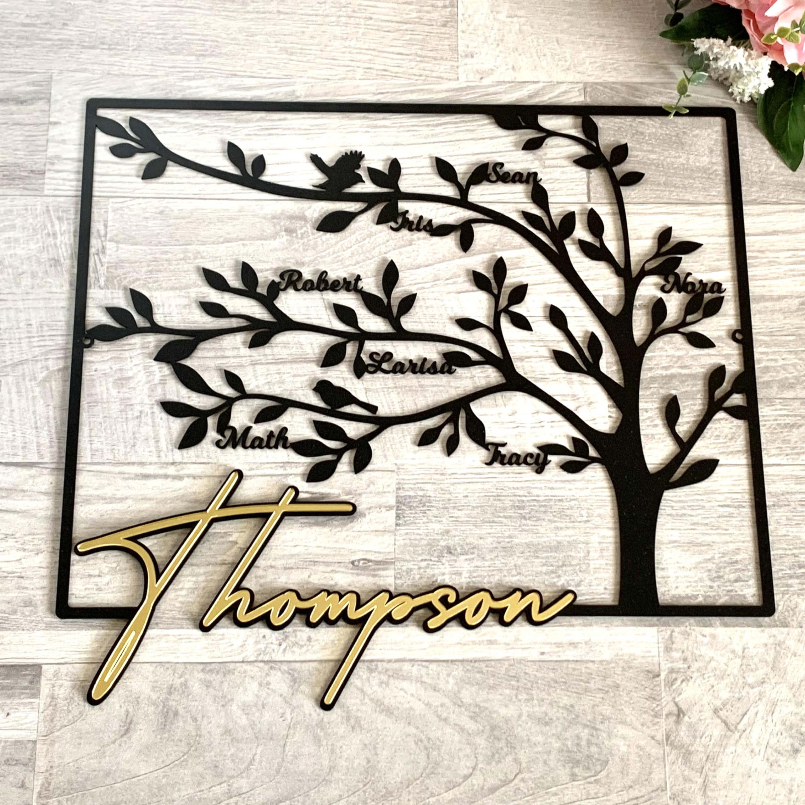 FranJohnsonHouse Personalisiertes Metall Baumschild mit Familiennamen – Stammbaum Wanddeko mit Vornamen, Baum des Lebens, Individuelles Geschenk für Familie, Hochzeit, Jubiläum (Design 2)