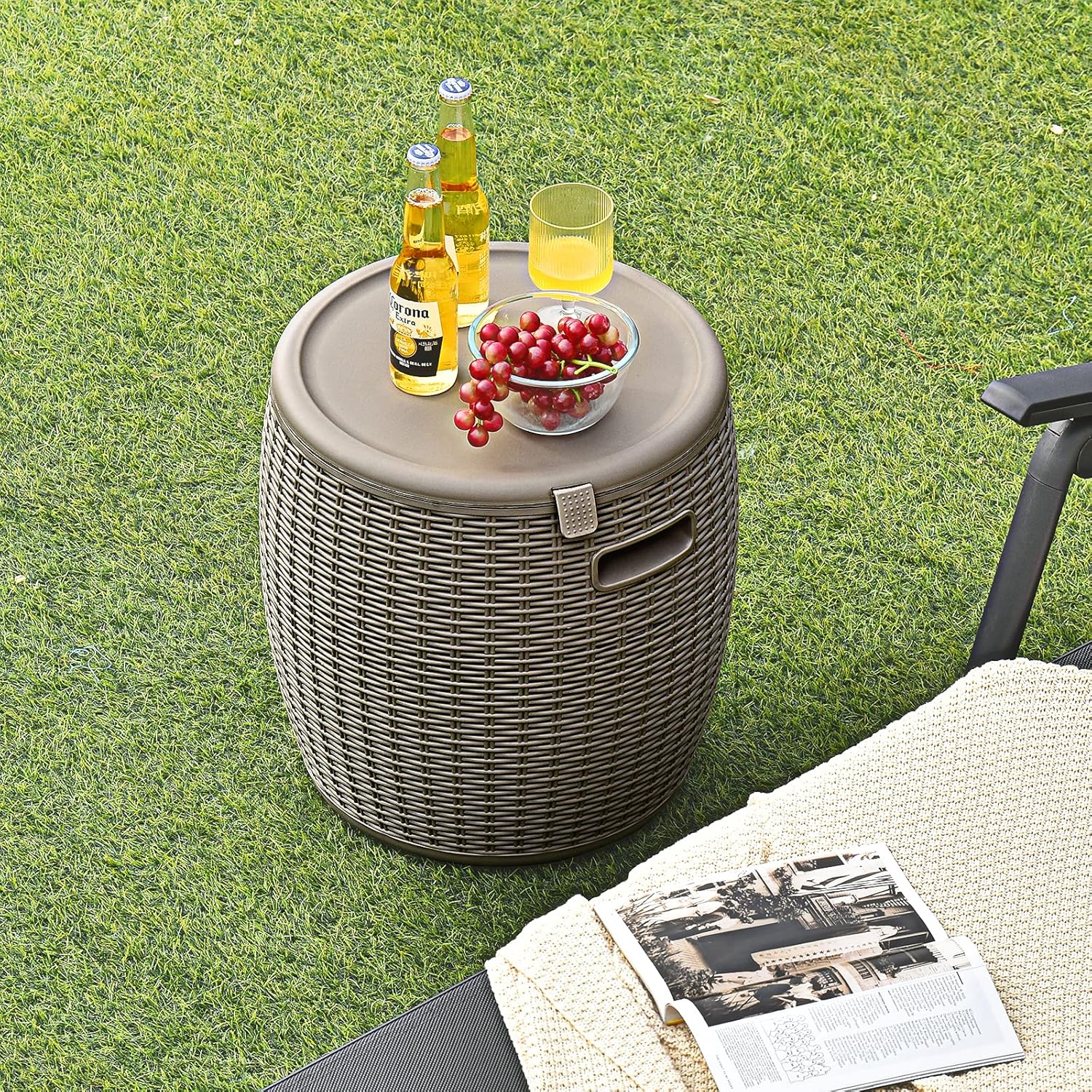 Giantex 9.5 Gallon Ice Cooler, Wicker Round Ice Chest, Outdoor Beer Wine Ice Bucket, Top Lid Side Handles Drainage Plug, Weather-resistant Patio Cool Bar Table for Cocktail Party Poolside Deck