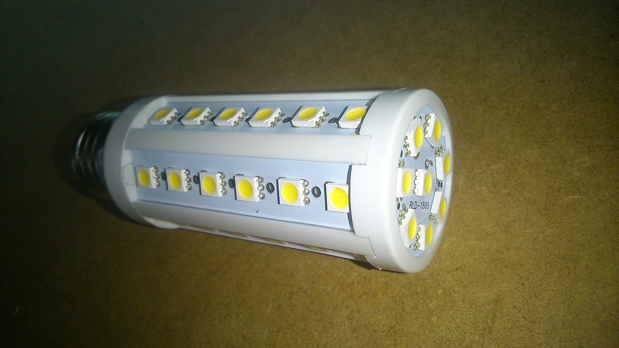 Éclaire S.L. – Ampoule Corn tout horizon 360 ° 7 W lumière neutre E27