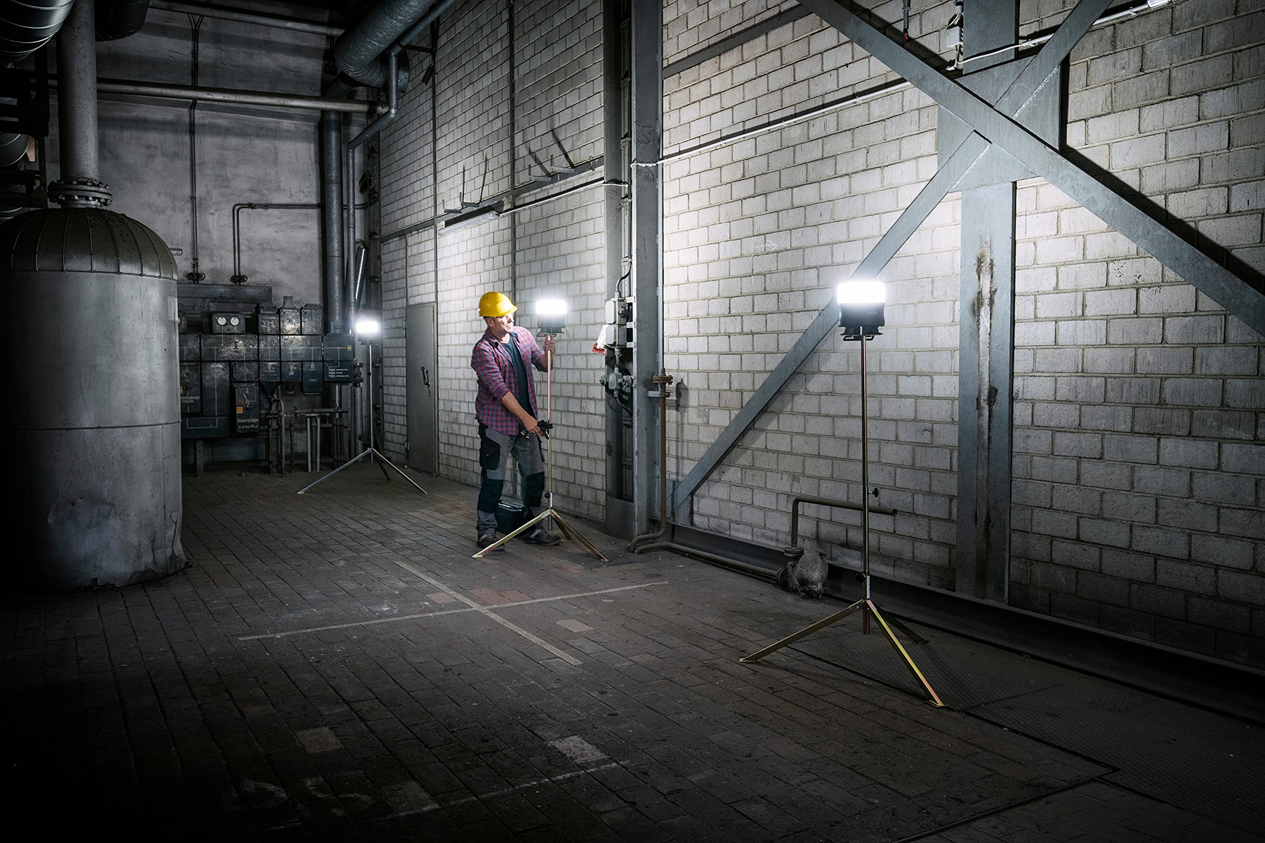 Brennenstuhl reflektor budowlany 360° / lampa robocza LED 50W (reflektor led 5400lm, kabel 5m i bryzgoszczelne gniazdo z samozamykajaca sie pokrywa, lampa robocza LED do uzytku na zewnatrz, IP54)