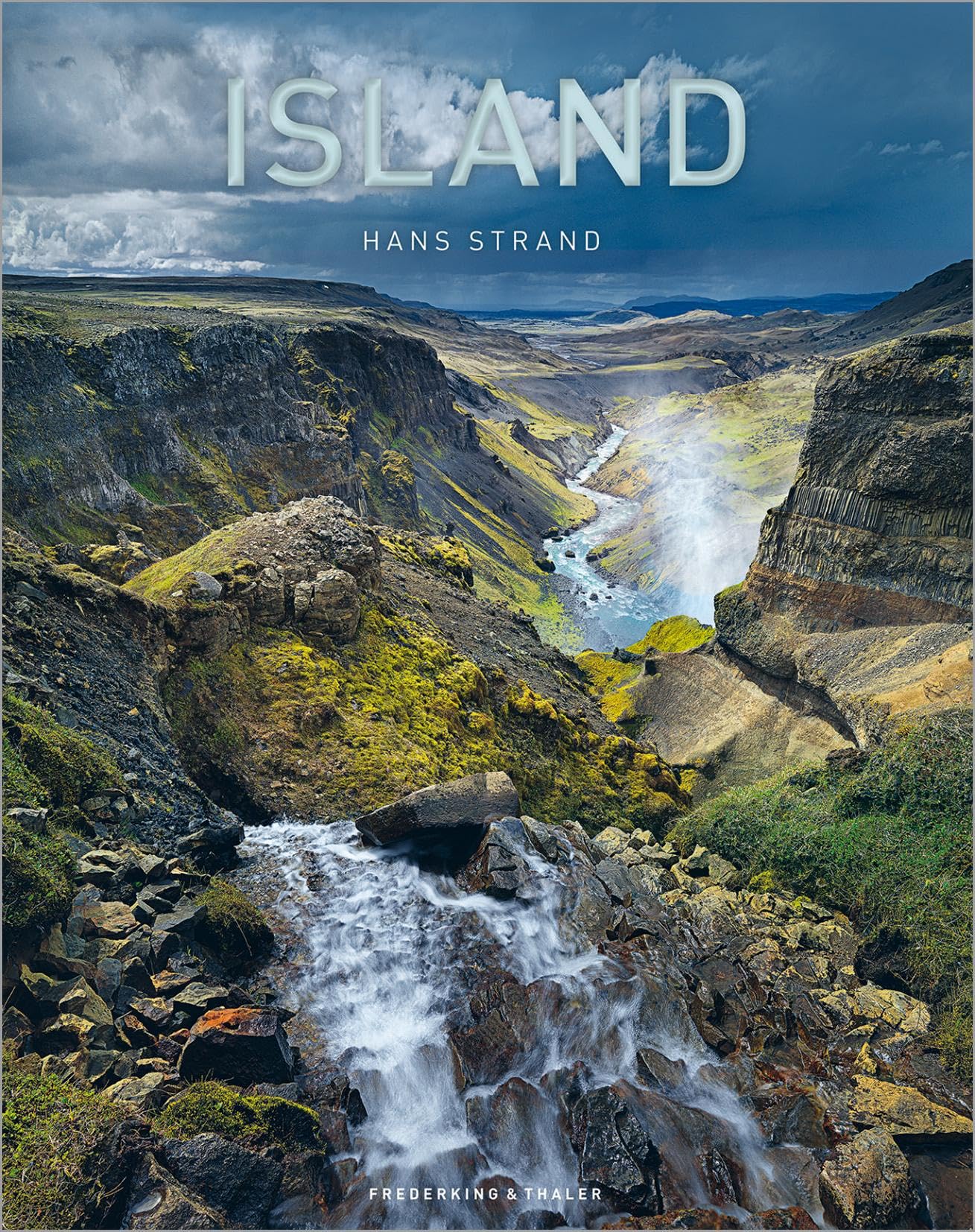 Island. Exklusiver, großformatiger Bildband mit außergewöhnlichen Landschaftsbildern des preisgekrönten Fotografen Hans Strand. Erstklassige Aufnahmen von Bergen, Vulkanen, Gletschern, Geysiren.