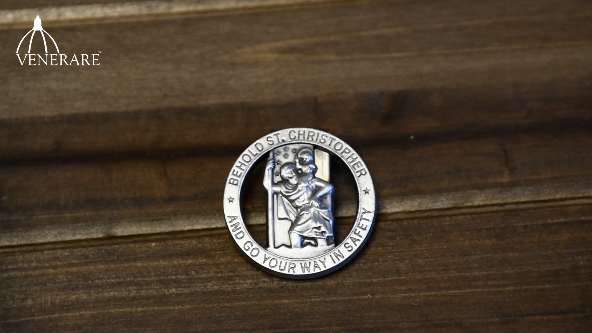 セントクリストファー
 チェック柄 トップスとプリーツスカートセット R.LALIQUE ルネ・ラリック カーマスコット「Saint Christopher