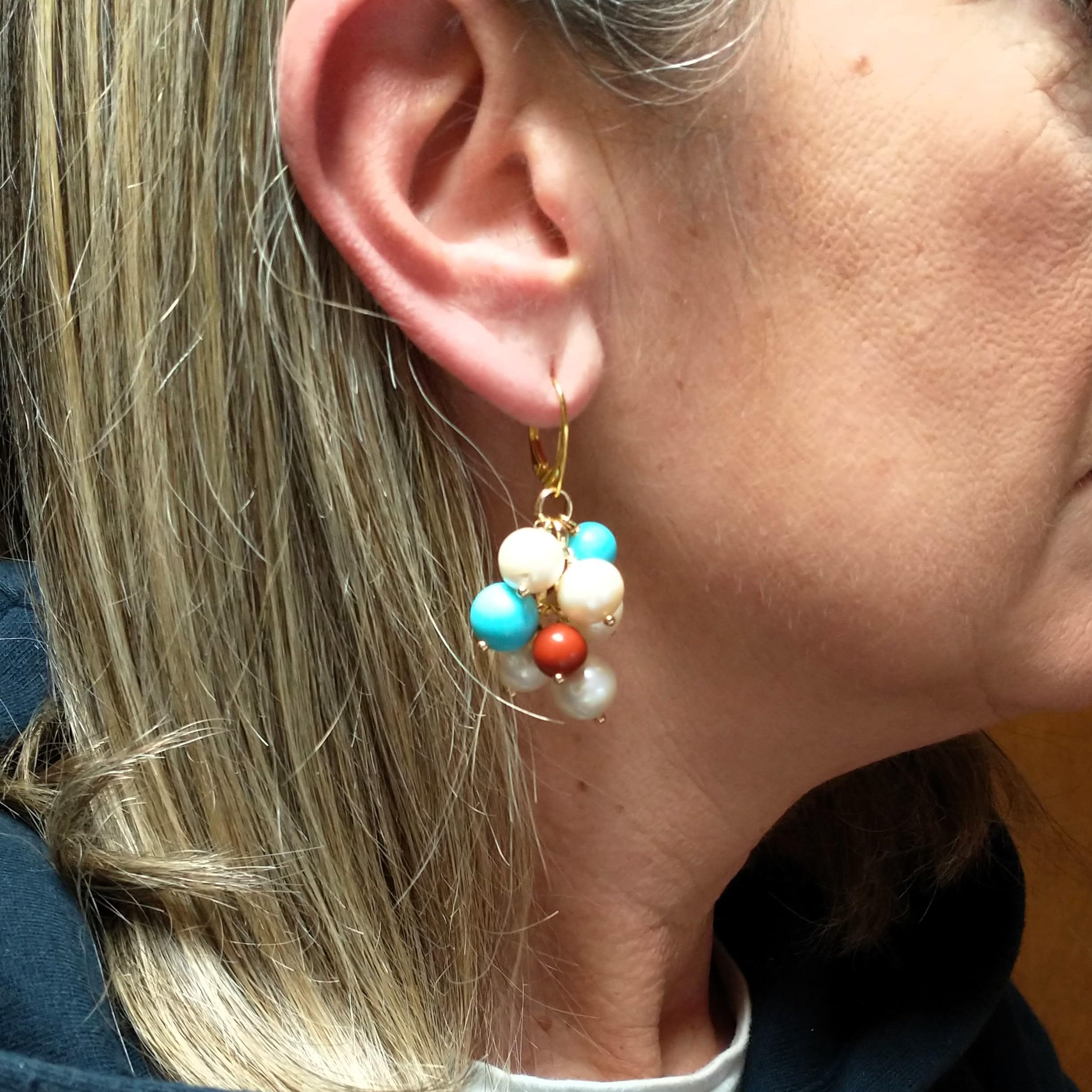 DodiGioielli Orecchini Pendenti a Grappolo con Perle di Fiume, Corallo e Turchese - Lunghezza 5 cm - Chiusura in Argento 925 Placcato Oro - Fatti a Mano in Italia