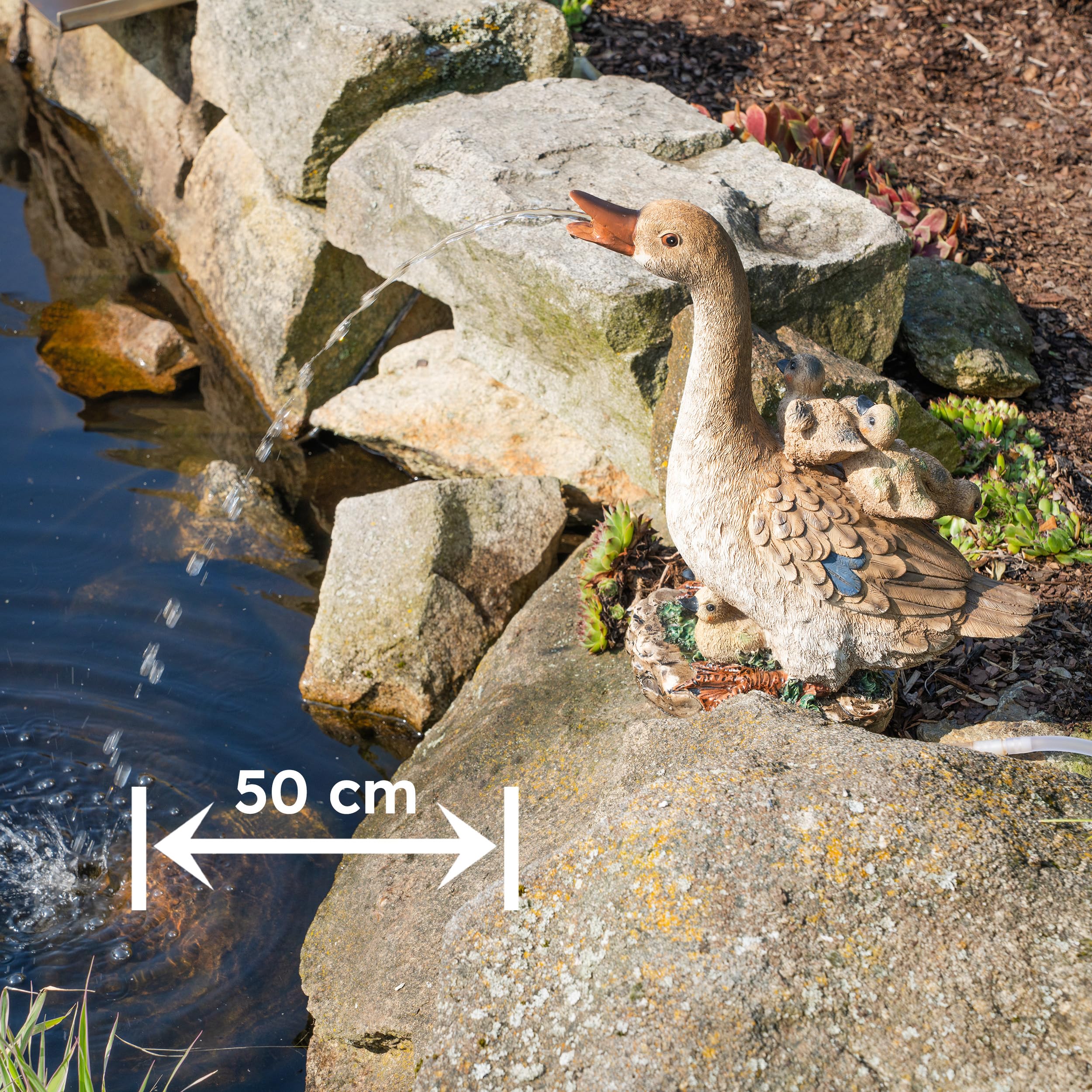 Esotec Solar Wasserspeier Komplettset, Gans mit Küken, Gartenteich Wasserspiel, Vogeltränke, Vogelbad, Gartenbrunnen mit Solarpumpe, H=38,5cm 101669