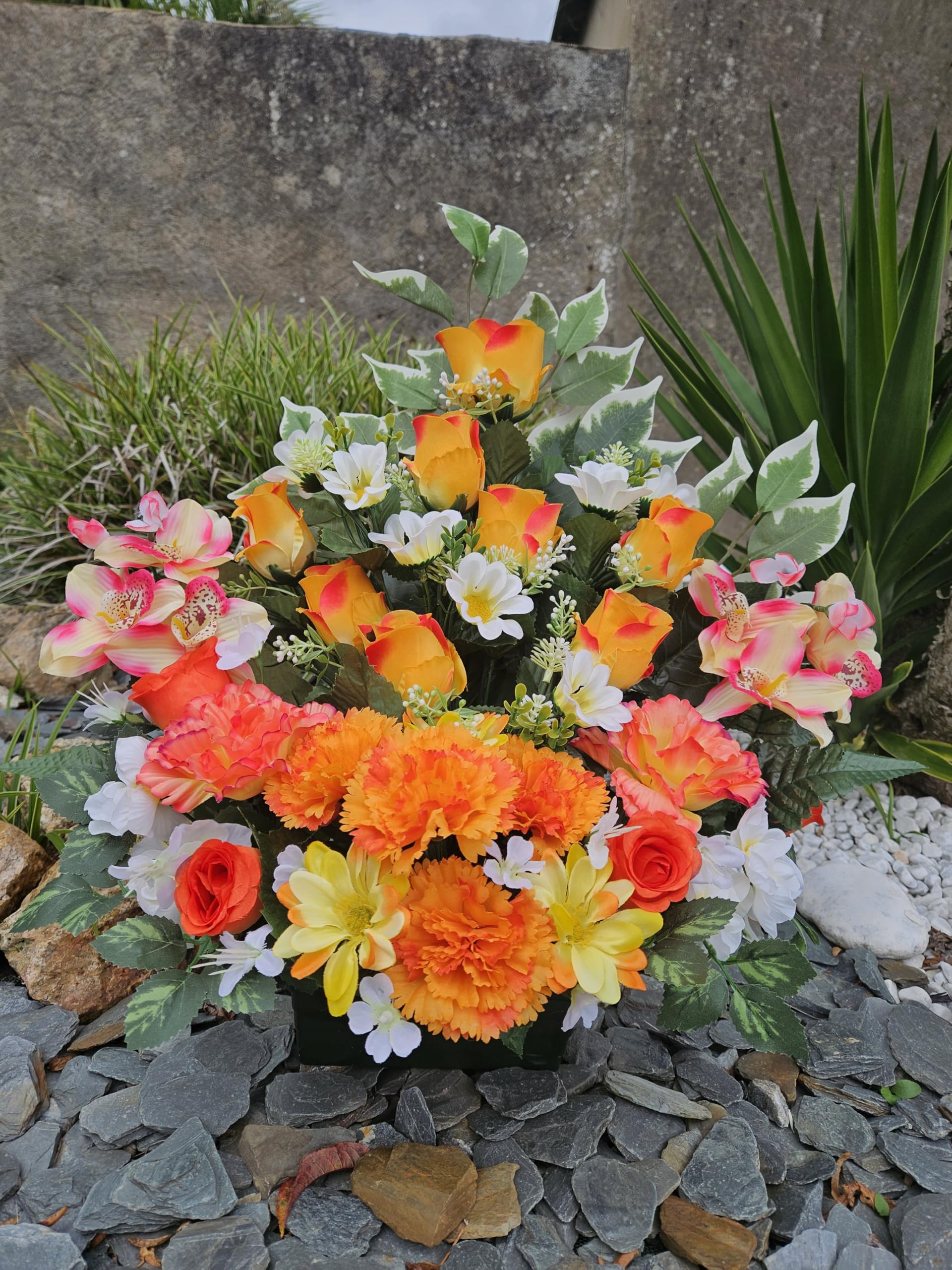 Composition de Fleurs Artificielles Lesté Ciment pour Une Parfaite Tenue à L' Extérieur. Réalisé par nos Soins, Fleurs de Qualité.