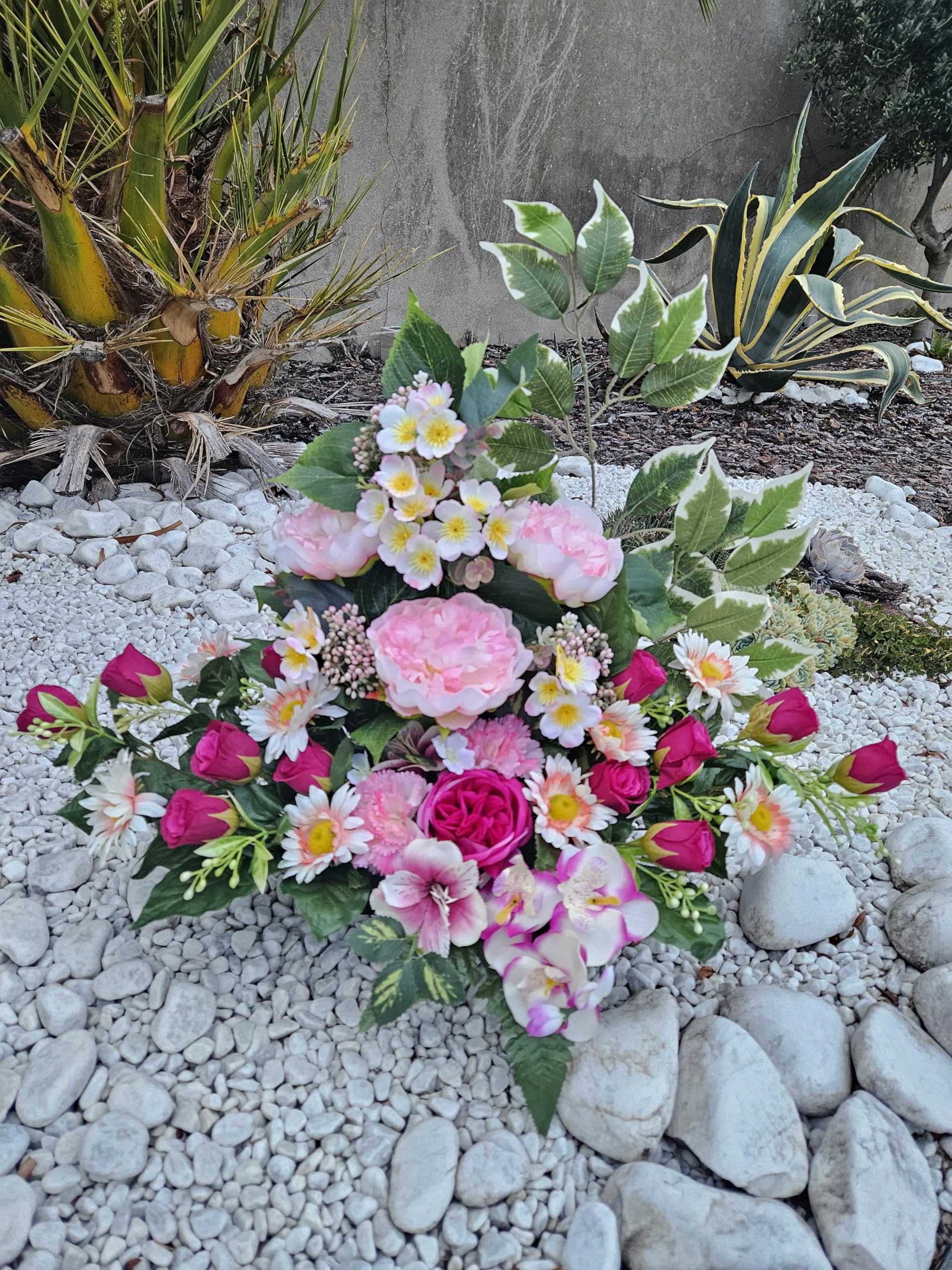 Composition de Fleurs Artificielles Lesté Totalement Ciment pour Une Parfaite Tenue à L' extérieur. Réalisé par Nos Soins. Fleurs de Qualité. Dimension - Haut/44cm - Largeur/44cm