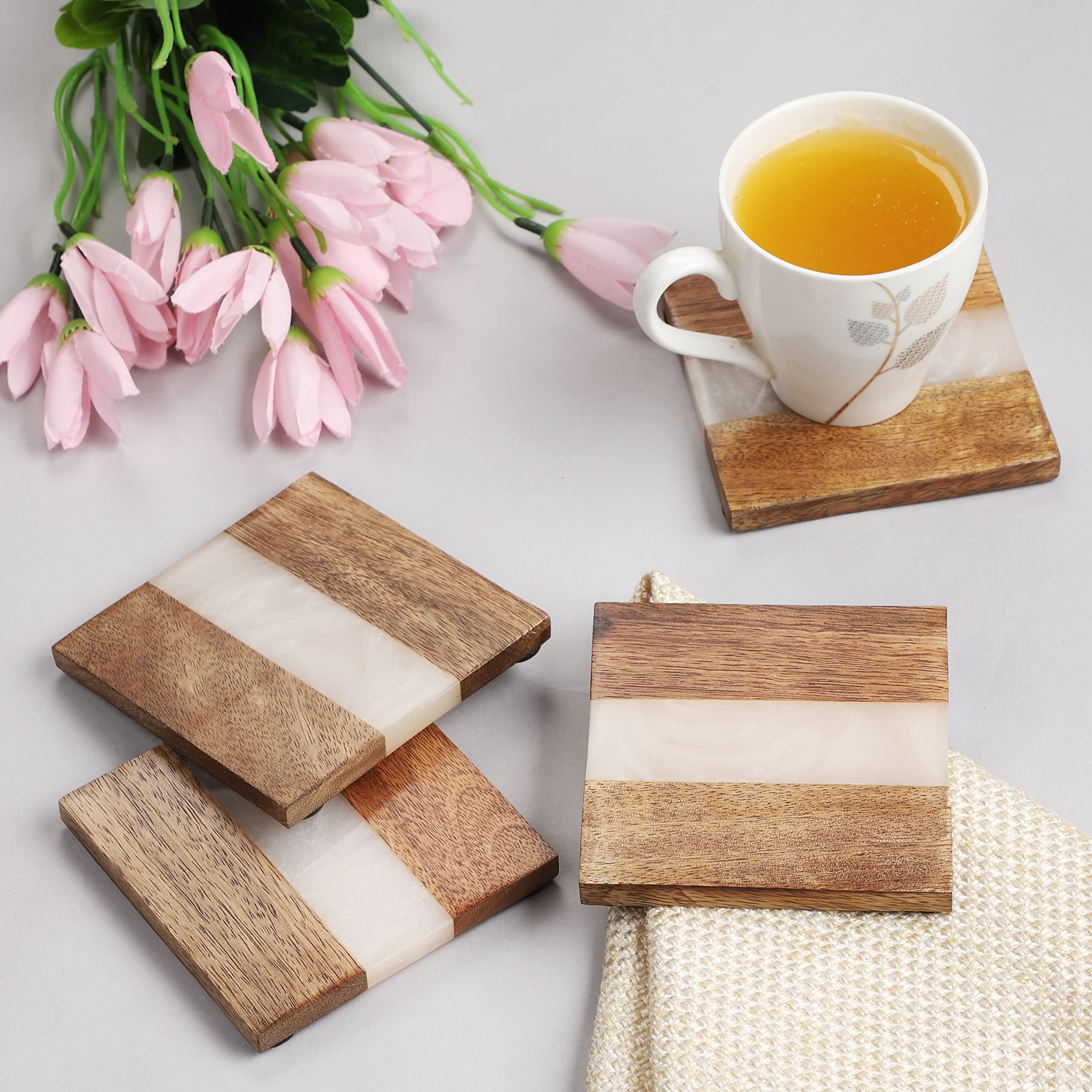 Ajuny Onderzetters voor Drankjes - Handgemaakte Decoratieve Houten & Hars Vierkante Antislip Onderzetter Tafelblad Bescherming voor Theekopjes Koffiemokken en Glazen, Blauw Set van 4
