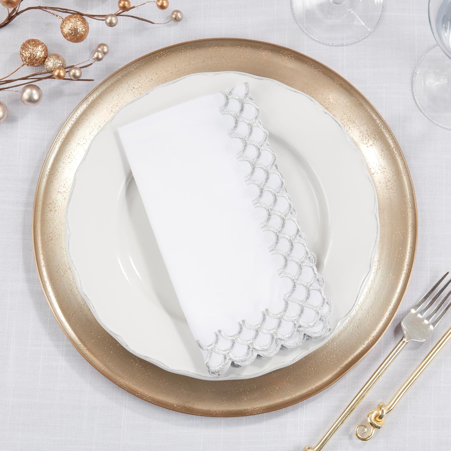 Saro Lifestyle Scalloped Edge Napkin (Set of 4), Silver, 20"