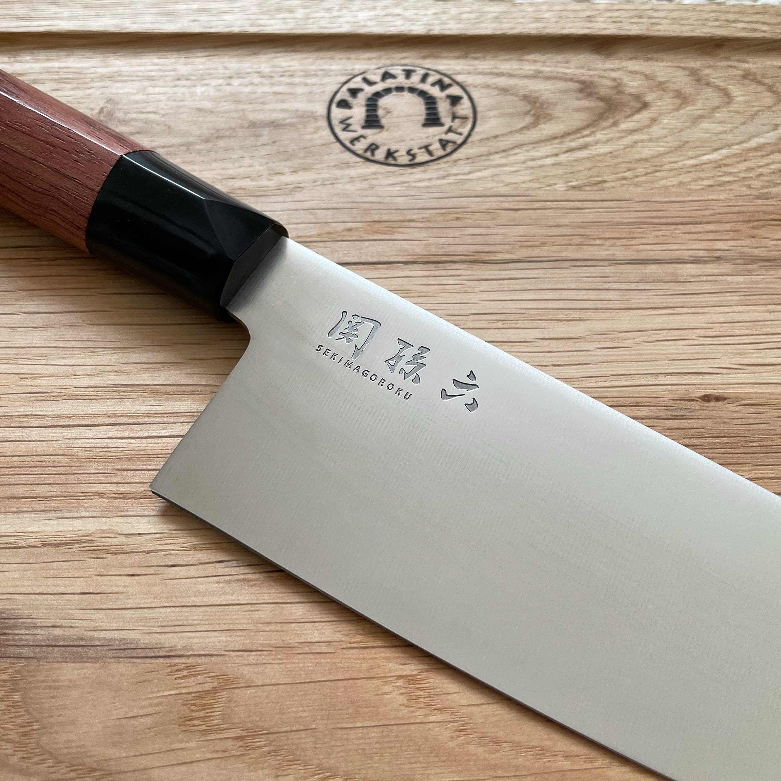 KAI Seki Magoroku Red Wood uchwyt, nóż szefa kuchni z ostrzem ze stali nierdzewnej 20 cm + deska dębowa 30 x 22 cm z rowkiem na sok
