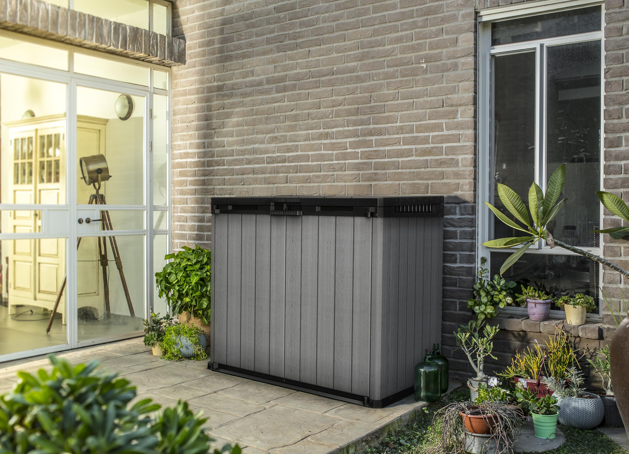Keter Store-It-Out Darwin Armoire de rangement, 1150 l, résistante aux intempéries, aspect bois, verrouillable, pour 2 poubelles de 240 l, 141 x 82 x 118 cm, gris