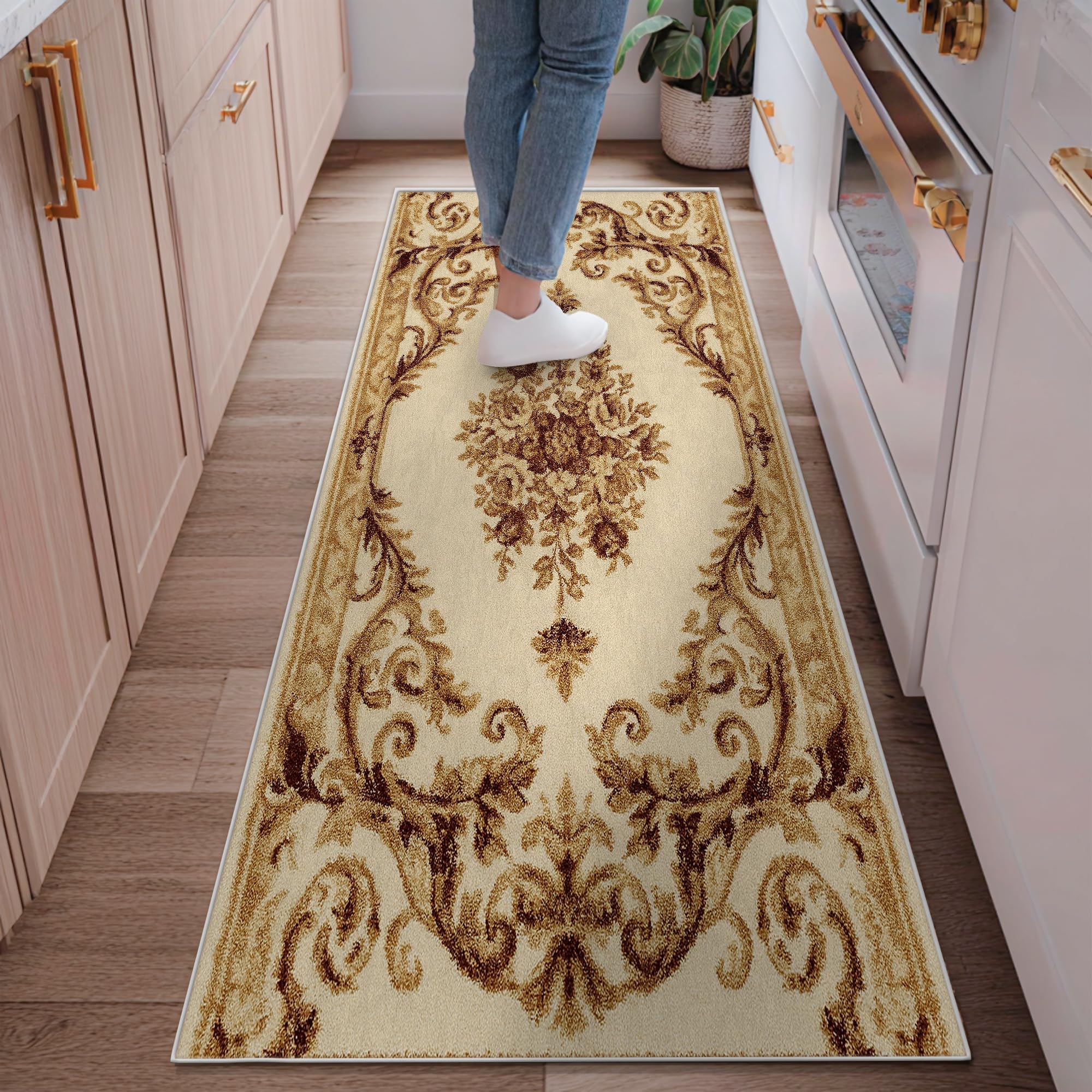 Tapis à poils courts avec bordure et motif de tourbillons ornés classiques
