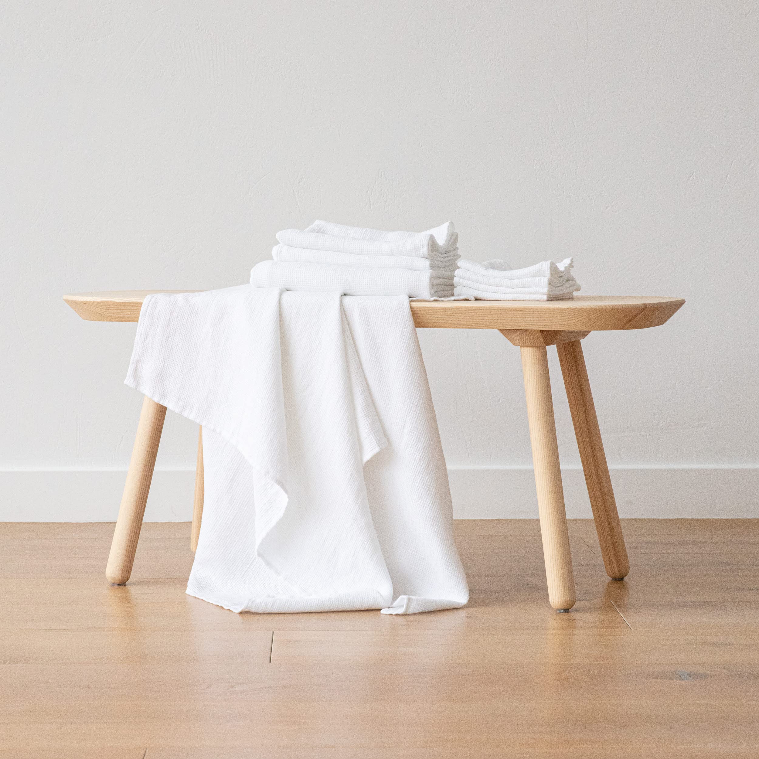 LinenMe Washed Waffle Conjunto DE Toallas Blanco Optico, Toallas Grandes x2 y Toallas de Mano x2, Hecho en Europa, Toalla de baño, Ropa de Cama Europea, Lavable a máquina, súper Absorbente