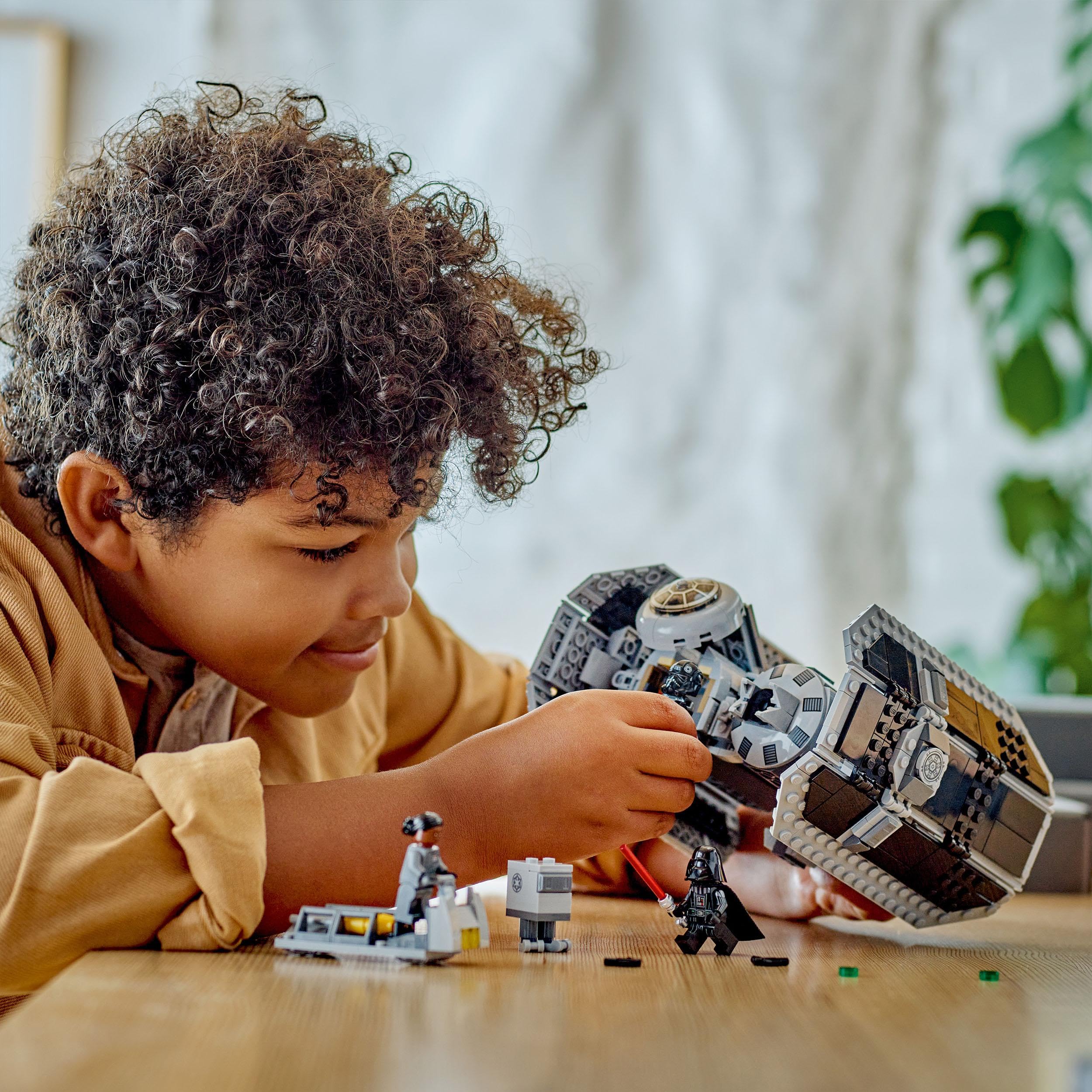 LEGO Star Wars Bombowiec TIE Model z Klocków, Zabawka dla Dziecka, Statek Gwiezdny z Minifigurką Dartha Vadera z Mieczem Świetlnym i Figurką Droida GNK, Pomysł na Prezent, 75347