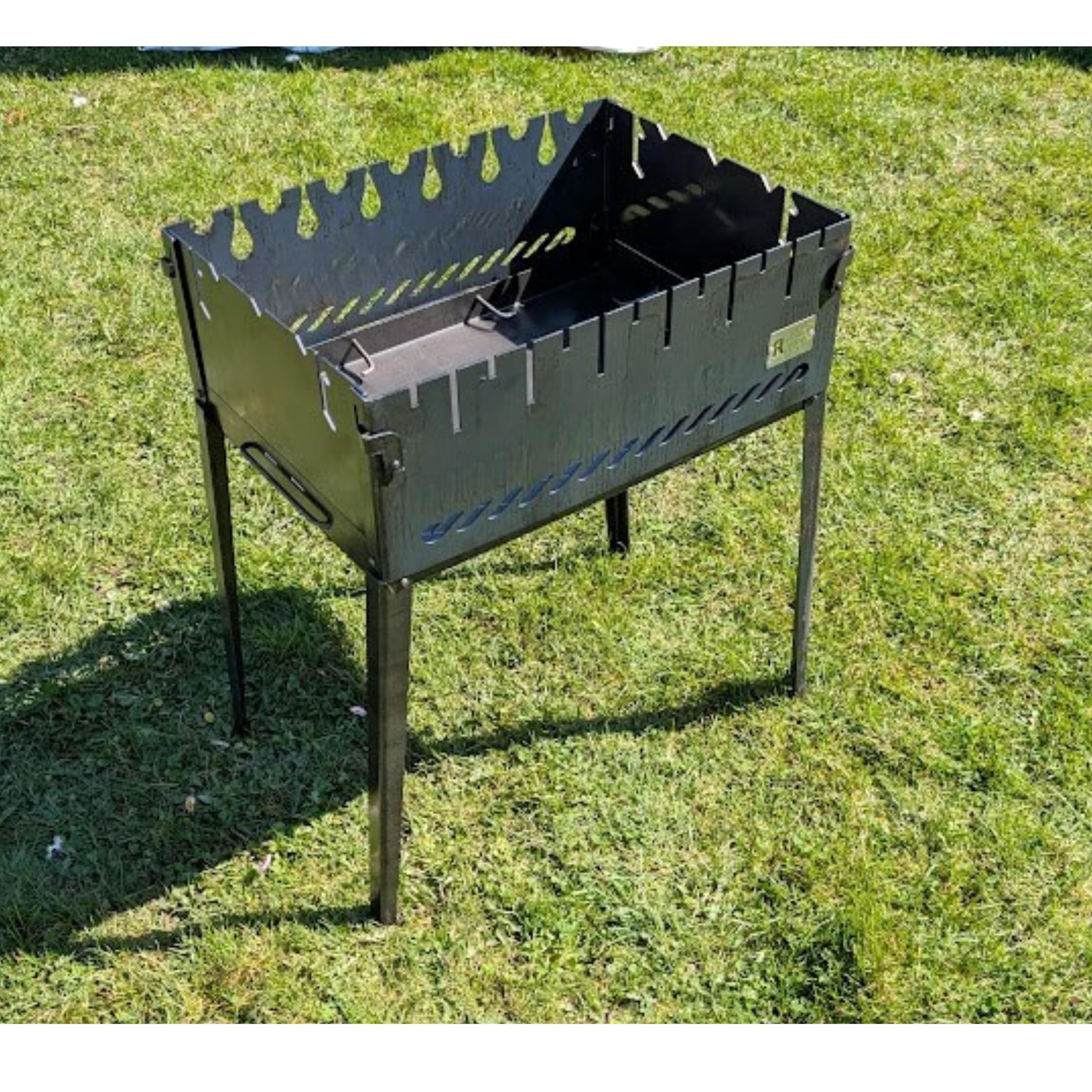 Smokehouse Klappbarer Mangal Grill für 6 oder 8 Spieße – Faltbarer Schaschlikgrill aus 2 mm Stahl – Tragbarer Holzkohlegrill ohne Montage, Camping BBQ, Picknick & Angeln