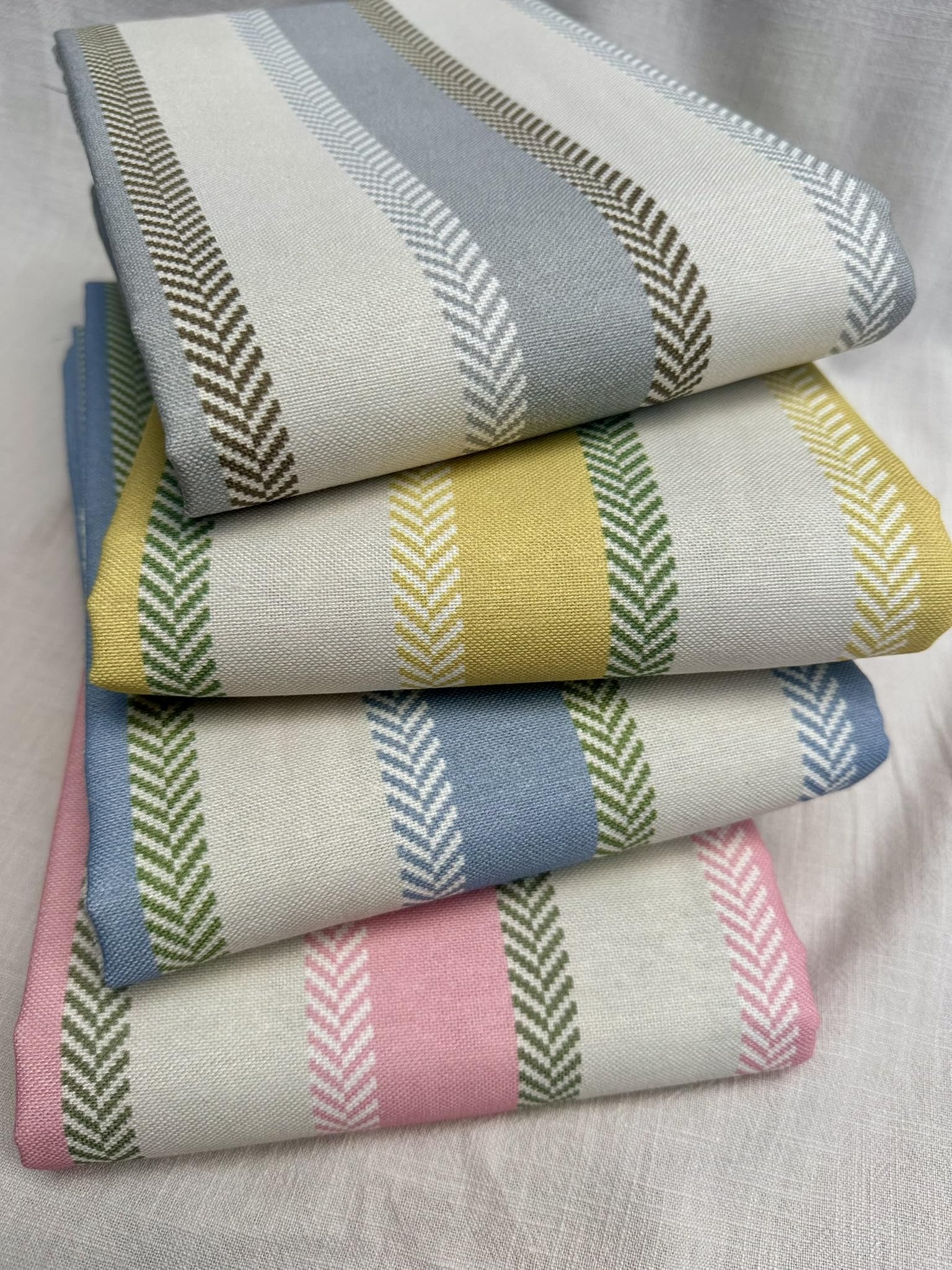 Tissu à rayures chevrons - Motif à chevrons crème pour décoration d'intérieur, tapisserie, rideaux, coussins, chemins de table - 280 cm extra large - Vendu au mètre - Moutarde