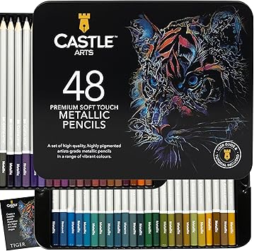 طقم أقلام ملونة معدنية من Castle Art Supplies | 48 لونًا لامعًا مع نوى شمعية للفنانين المحترفين والبالغين | متوفر في علبة من الصفيح