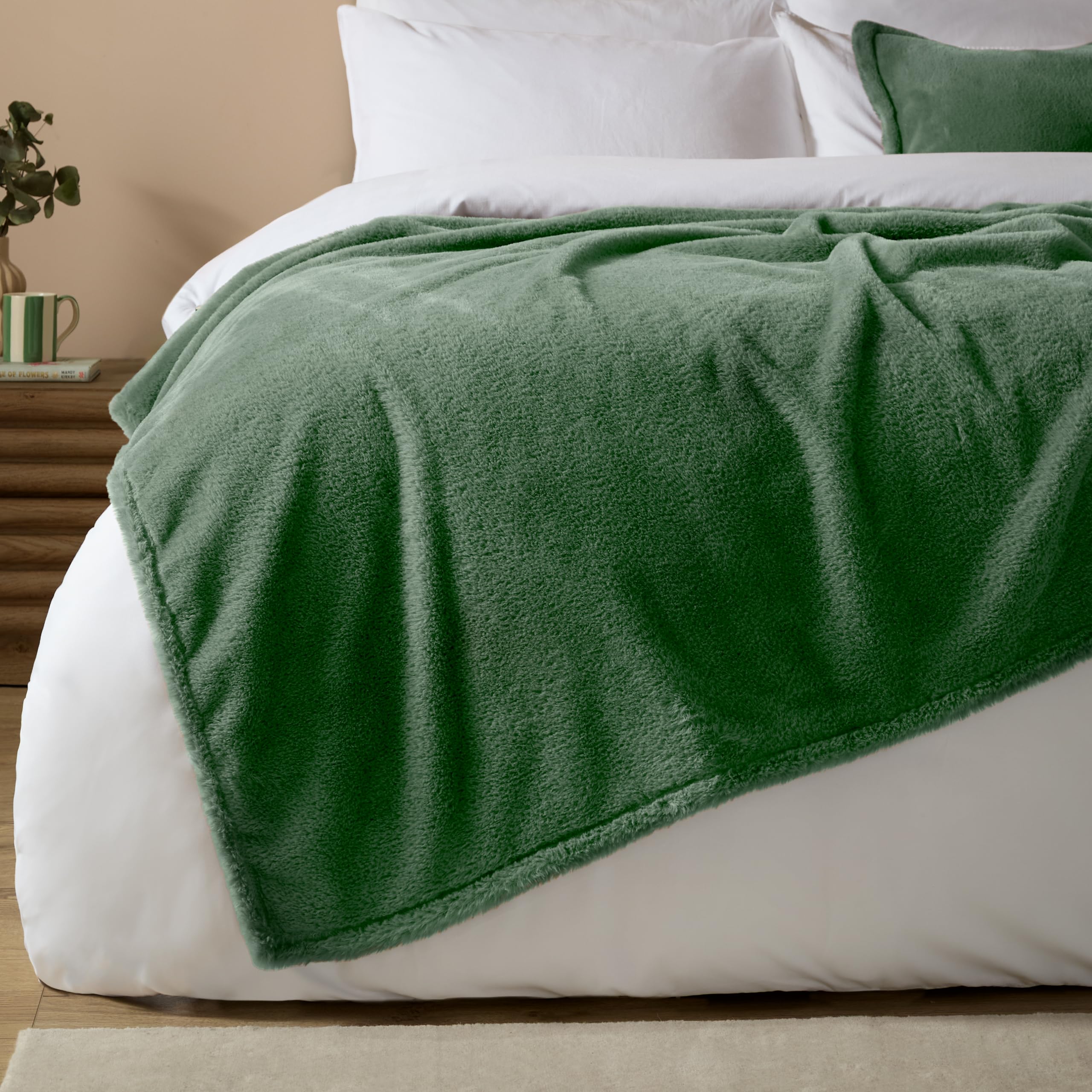 furn. Kallu Faux Fur Throw - Earthy Soft Fluffy Decorative Throw with Oxford Edge (Forest Green - 150x200cm) - Image 3