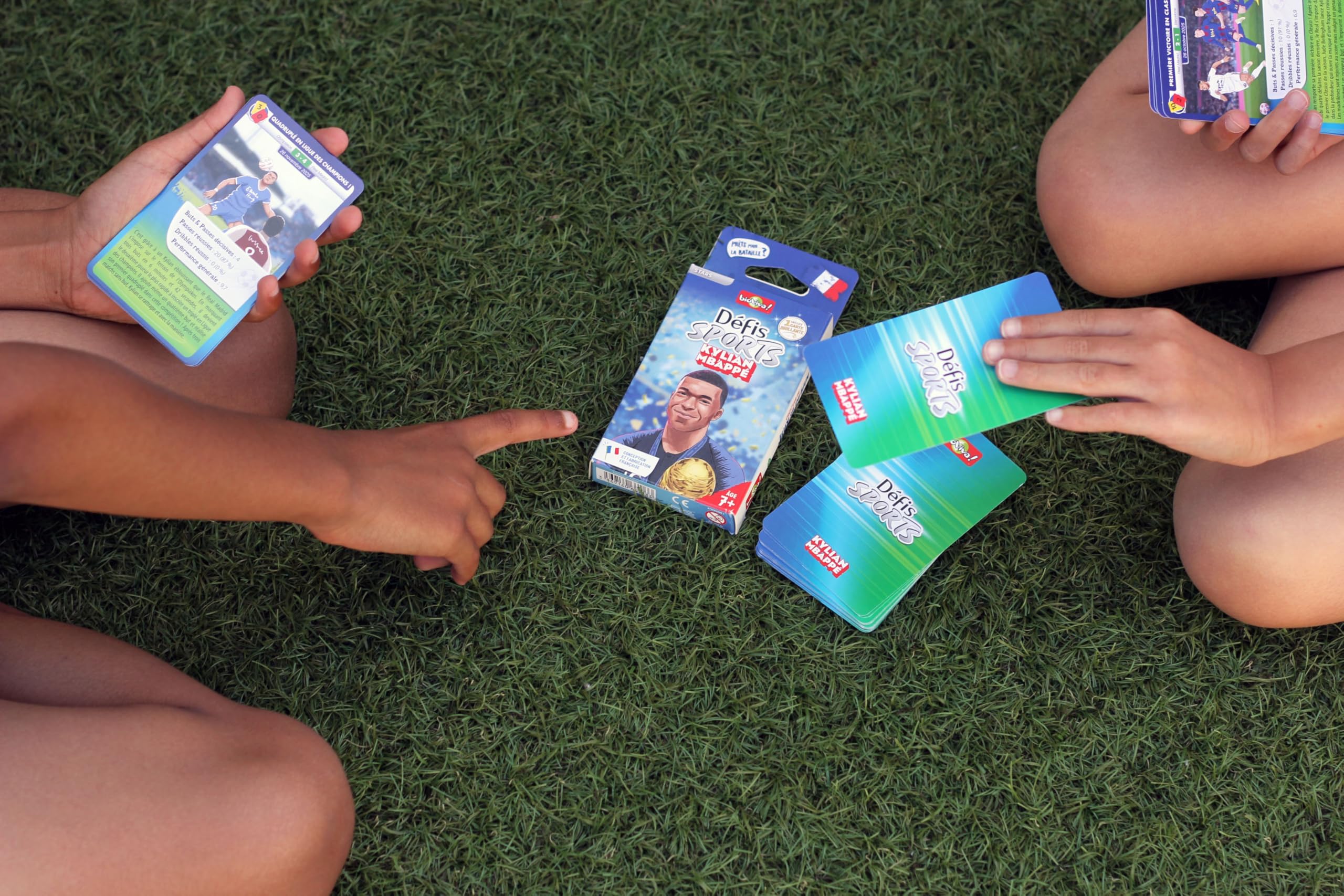 Bioviva - Défis Sports - Kylian Mbappé - Jeu de Cartes Enfant - Bataille Thème Foot - Dès 7 Ans - 2 à 6 Joueurs - Fabriqué en France