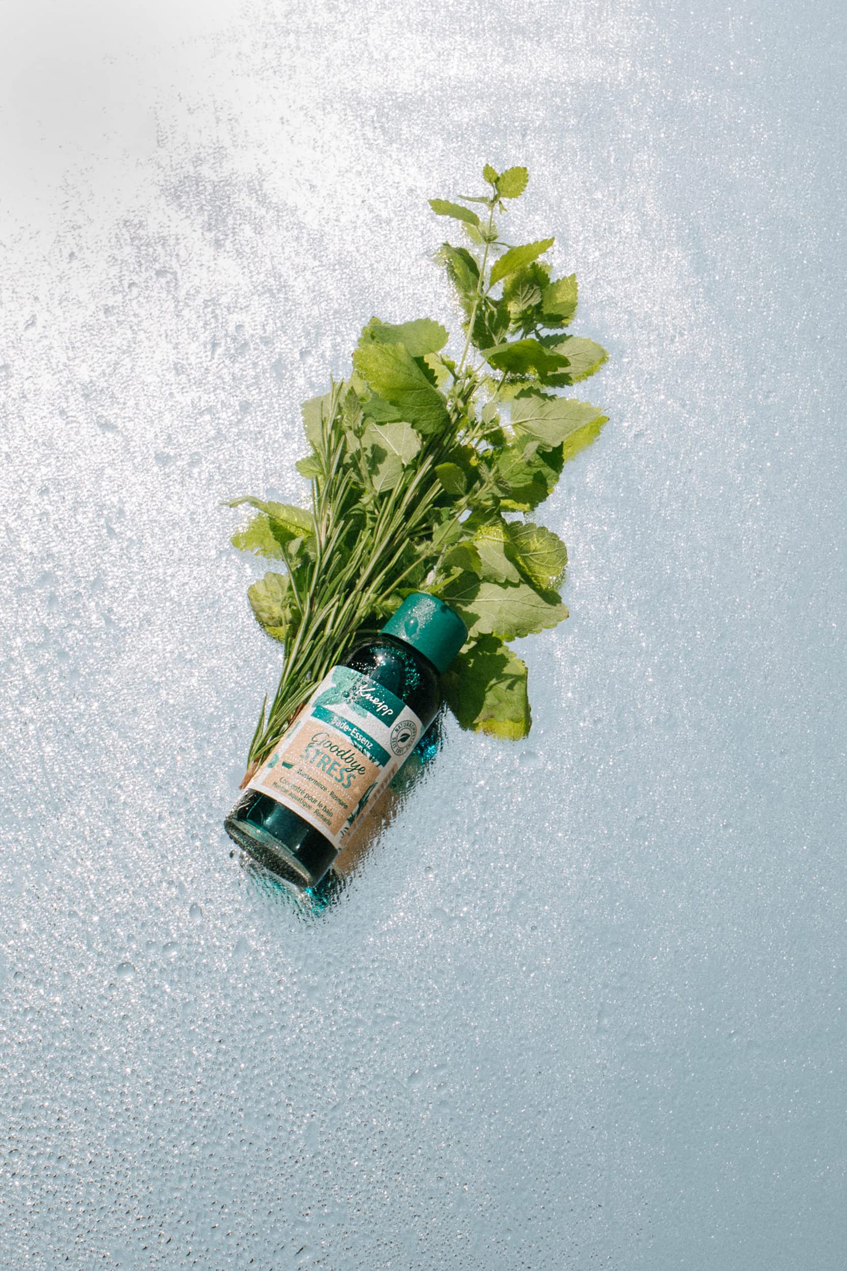 Kneipp Goodbye Stress Huile de bain avec huiles essentielles de romarin et menthe d'eau pour moins de stress et d'énergie positive Parfum rafraîchissant 100 ml