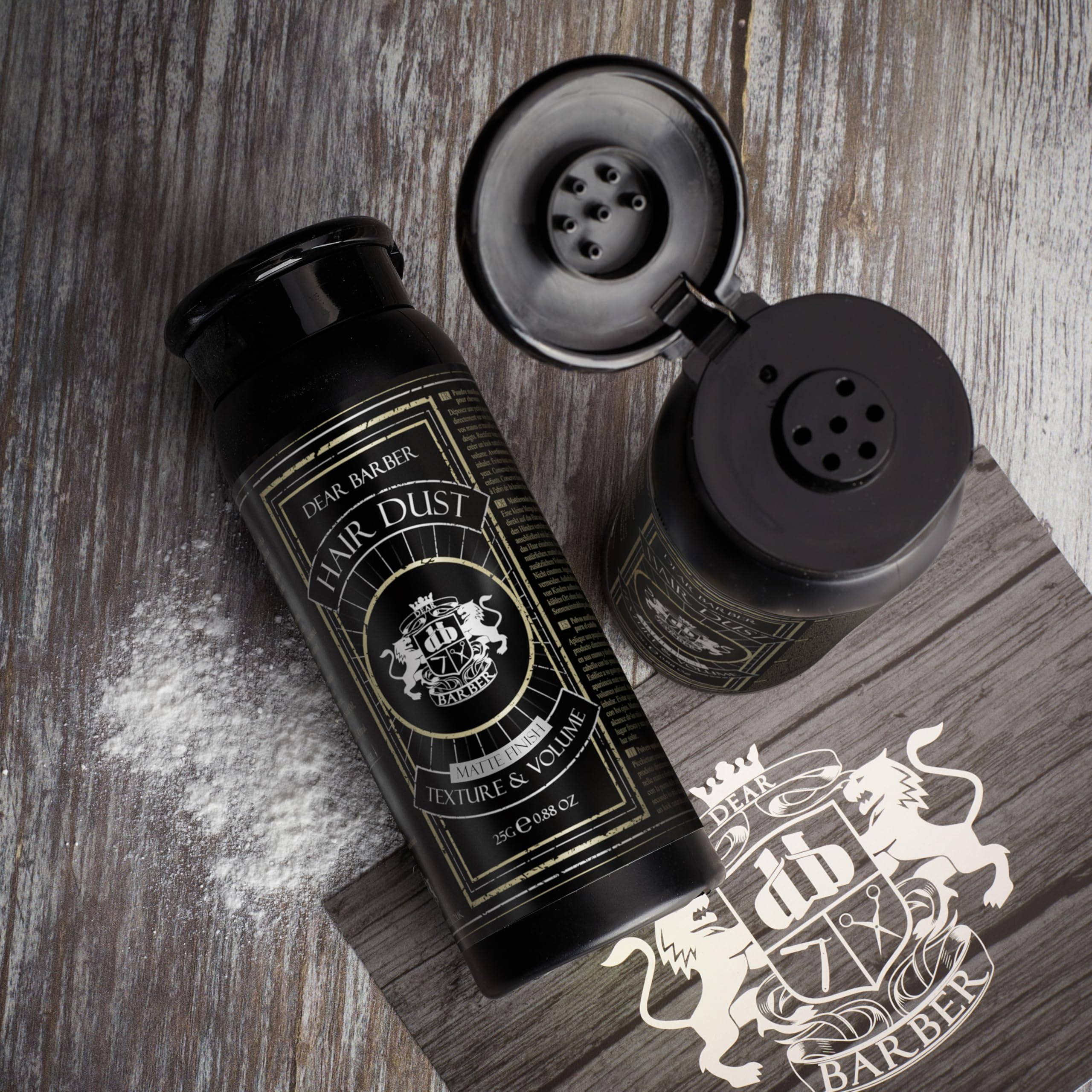 Dear Barber Poudre Coiffante Homme 25g – Poudre Texturisante et Poudre Volume Cheveux – Fixation Forte et Fini Mat Naturel – Poudre Cheveux Homme Invisible Facile à Rincer – Qualité Professionnelle