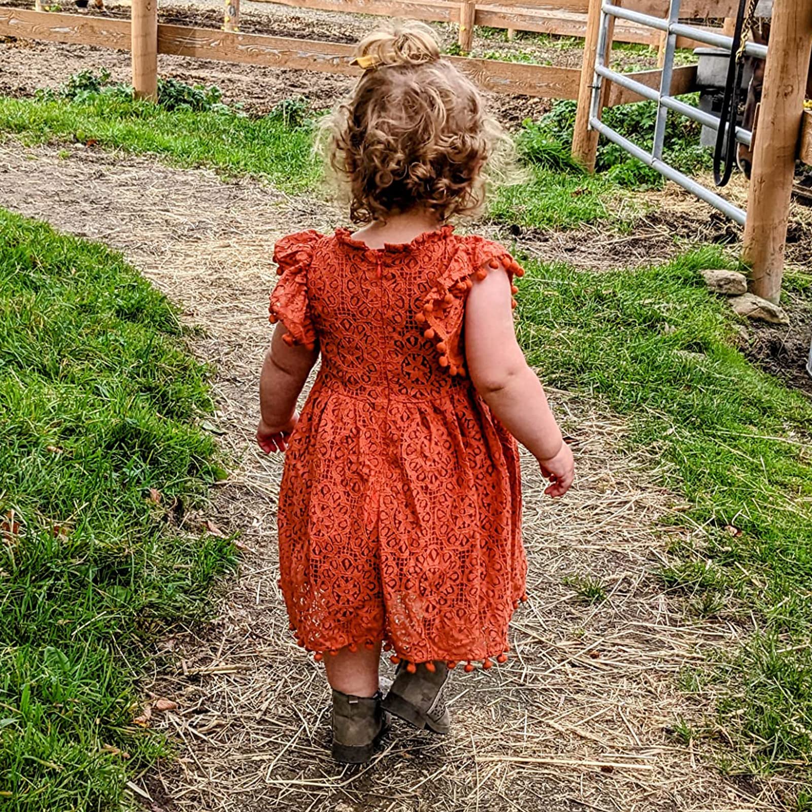 Vestido de encaje elegante para niñas con pompones vintage con mangas aleteadas, vestidos de fiesta