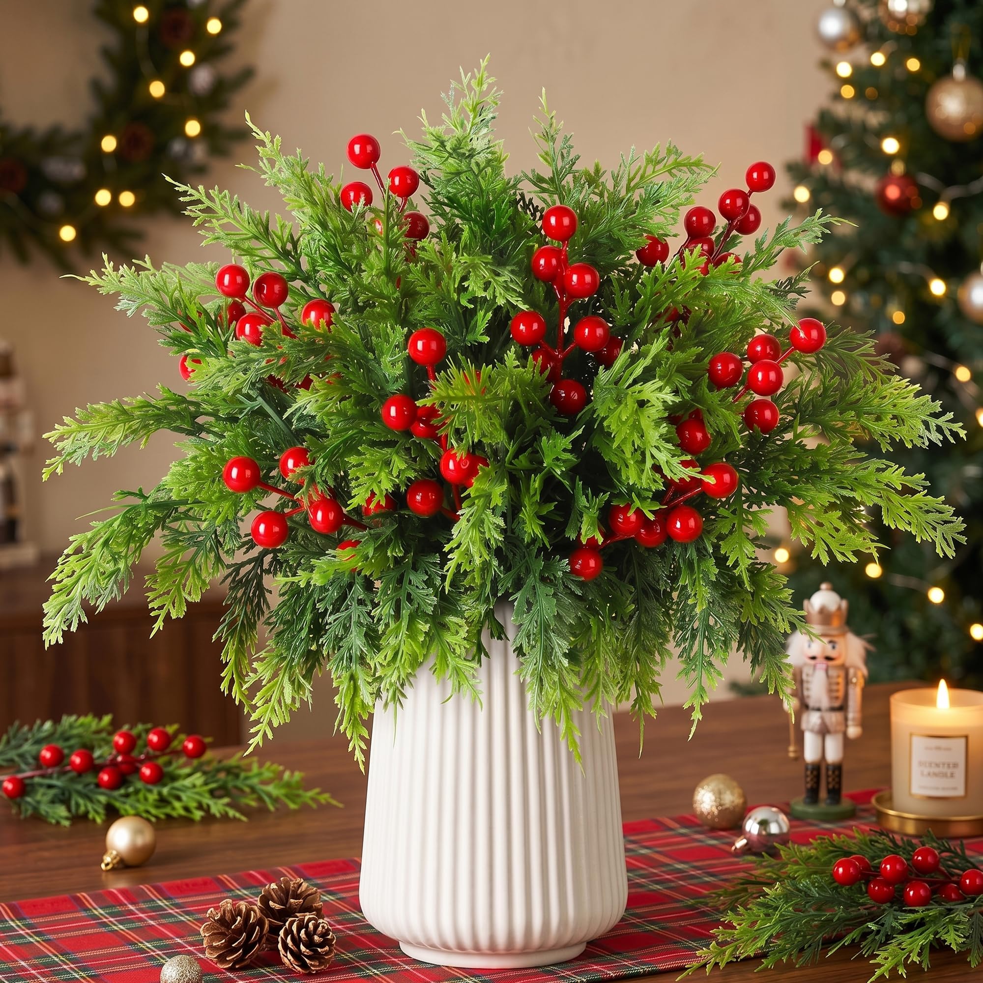 WISELIFE Weihnachtsgrün mit Beerenstielen für Weihnachtsdekorationen im Innenbereich, kurze Tannenzweige und Weihnachtsspieße für Kränze, Tischdekoration und Vasenarrangements, 45 Stück