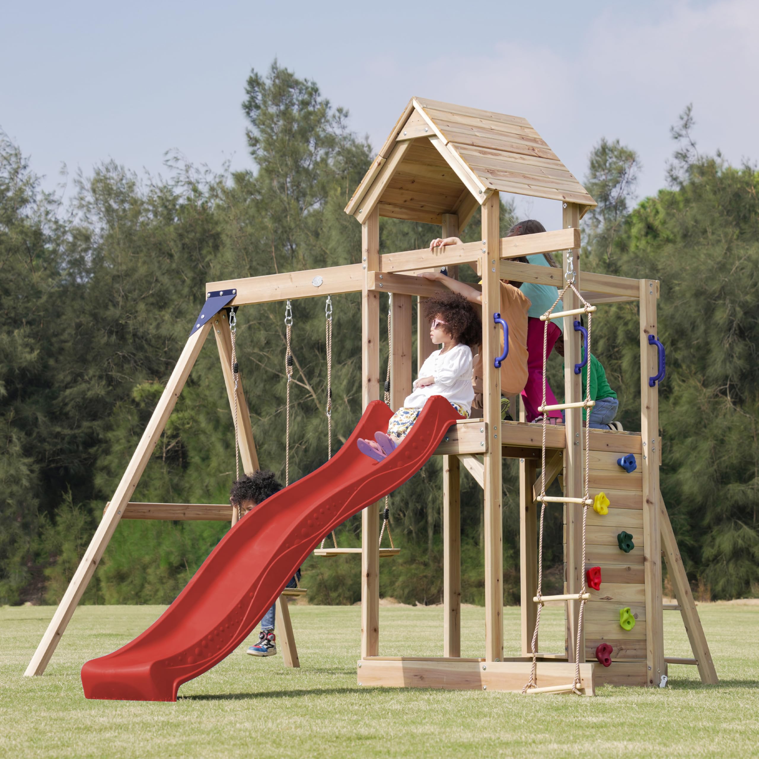 AXI Moos Spielturm aus Holz mit 2 Schaukeln & Strickleiter | XXL Spielhaus/Spielplatz für Kinder mit Kletterwand, Sandkasten & Rutsche in Rot | Schaukelgerüst für den Garten