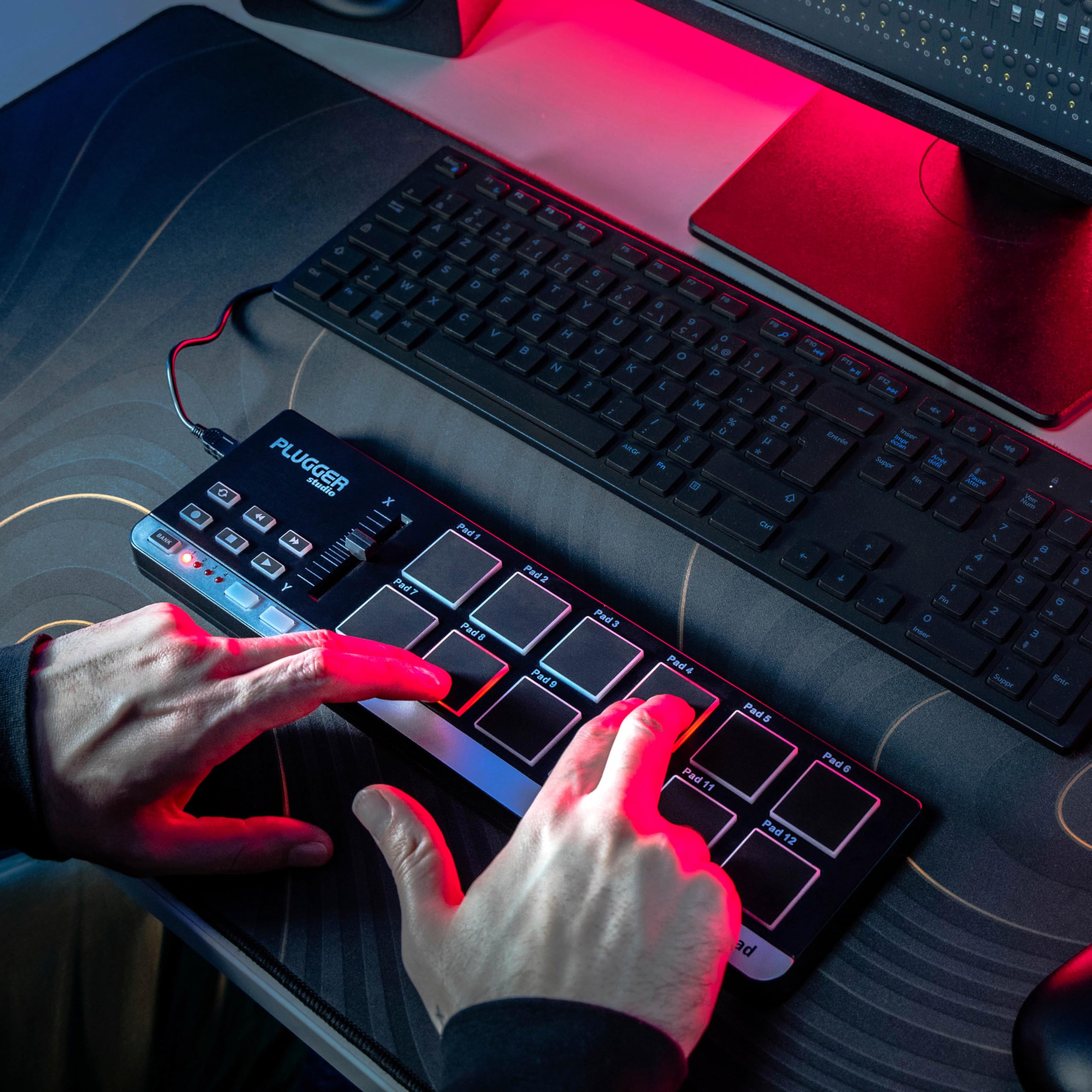 Plugger Studio Pocket Pad Contrôleur MIDI USB ultra compact pour ordinateur PC et Mac. 12 pads sensibles à la vélocité. Compatible avec tous les logiciels MAO DAW DJ Plug-ins Instruments virtuels.
