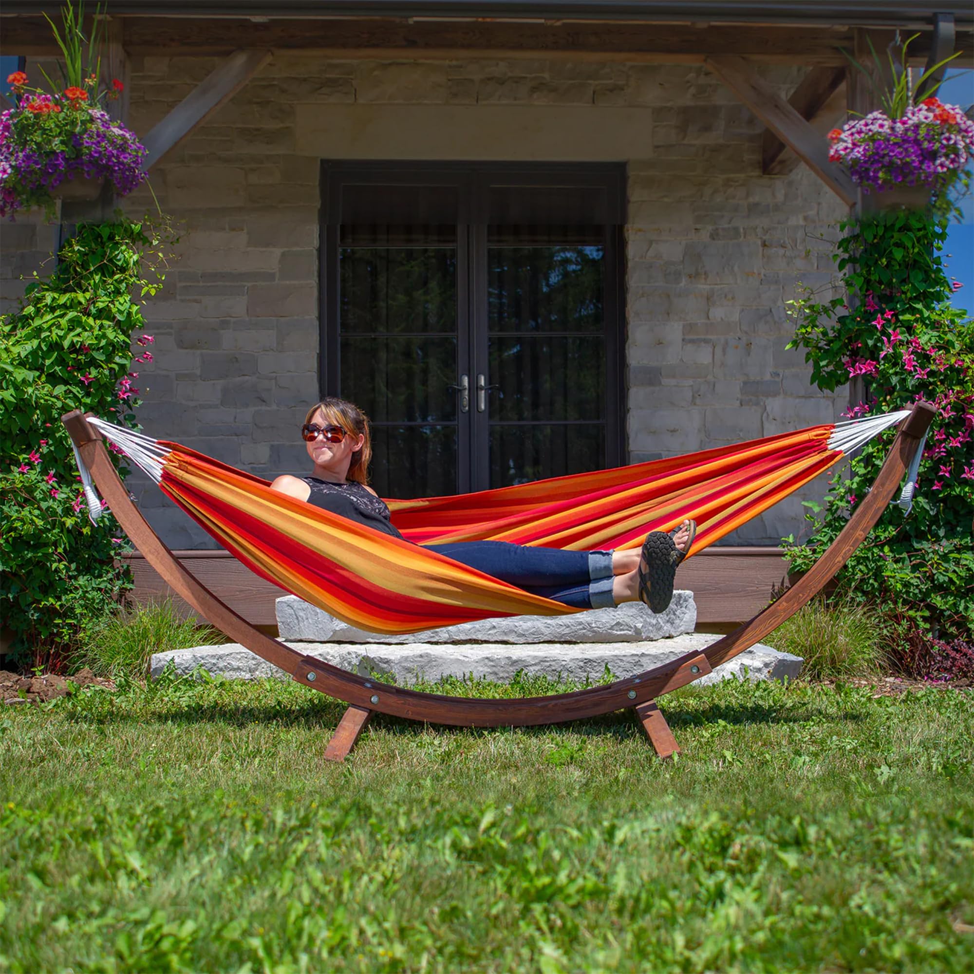 Vivere C8SPSN-T - Hamaca Doble de Sunbrella con Estructura de Arco Estable (Madera de Pino Maciza)
